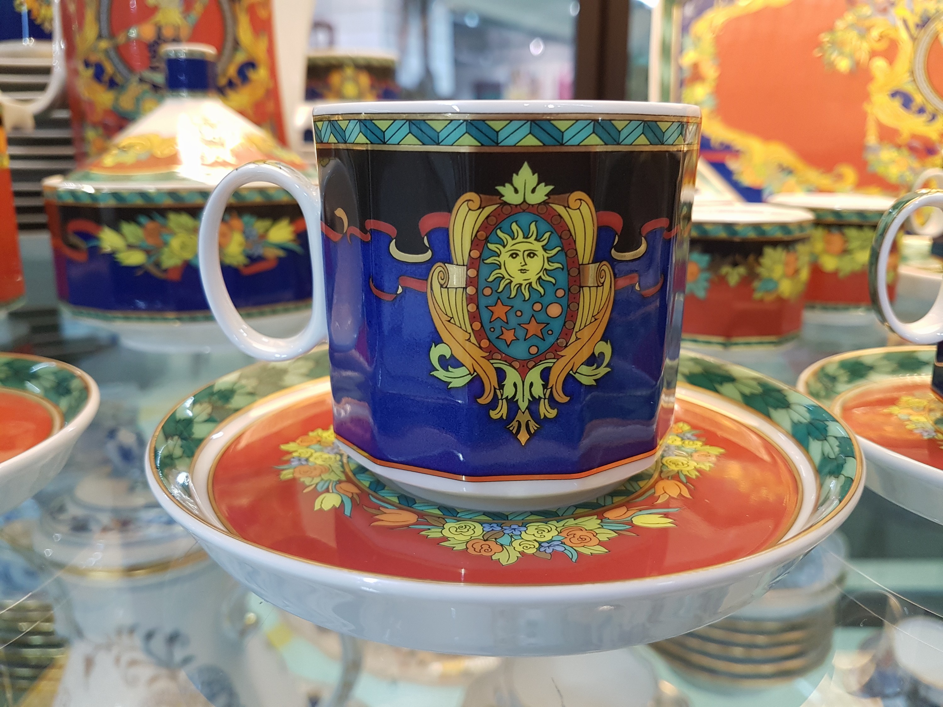 Detail f: Mokka- und Kaffeeservice, Entwurf Versace, Roi de Soleil, Rosenthal Studio-Line, Kaffeekanne, Zuckerdose, zwei Milchkännchen, 12 Kaffeetassen mit ...