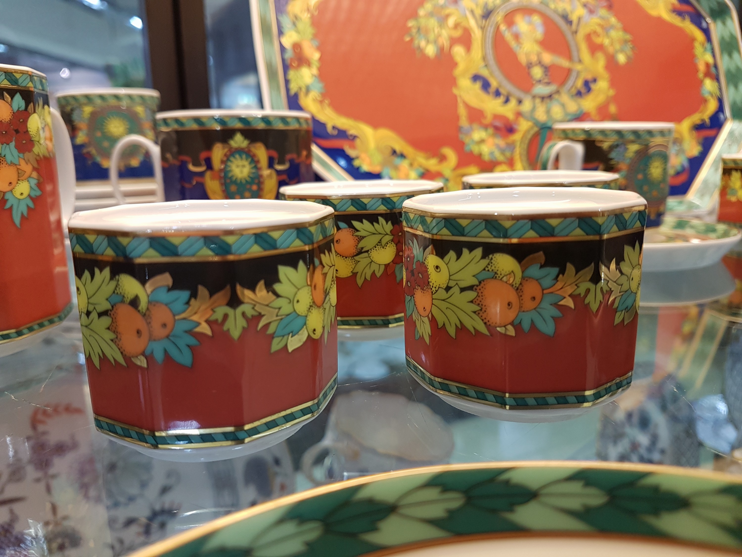 Detail g: Mokka- und Kaffeeservice, Entwurf Versace, Roi de Soleil, Rosenthal Studio-Line, Kaffeekanne, Zuckerdose, zwei Milchkännchen, 12 Kaffeetassen mit ...