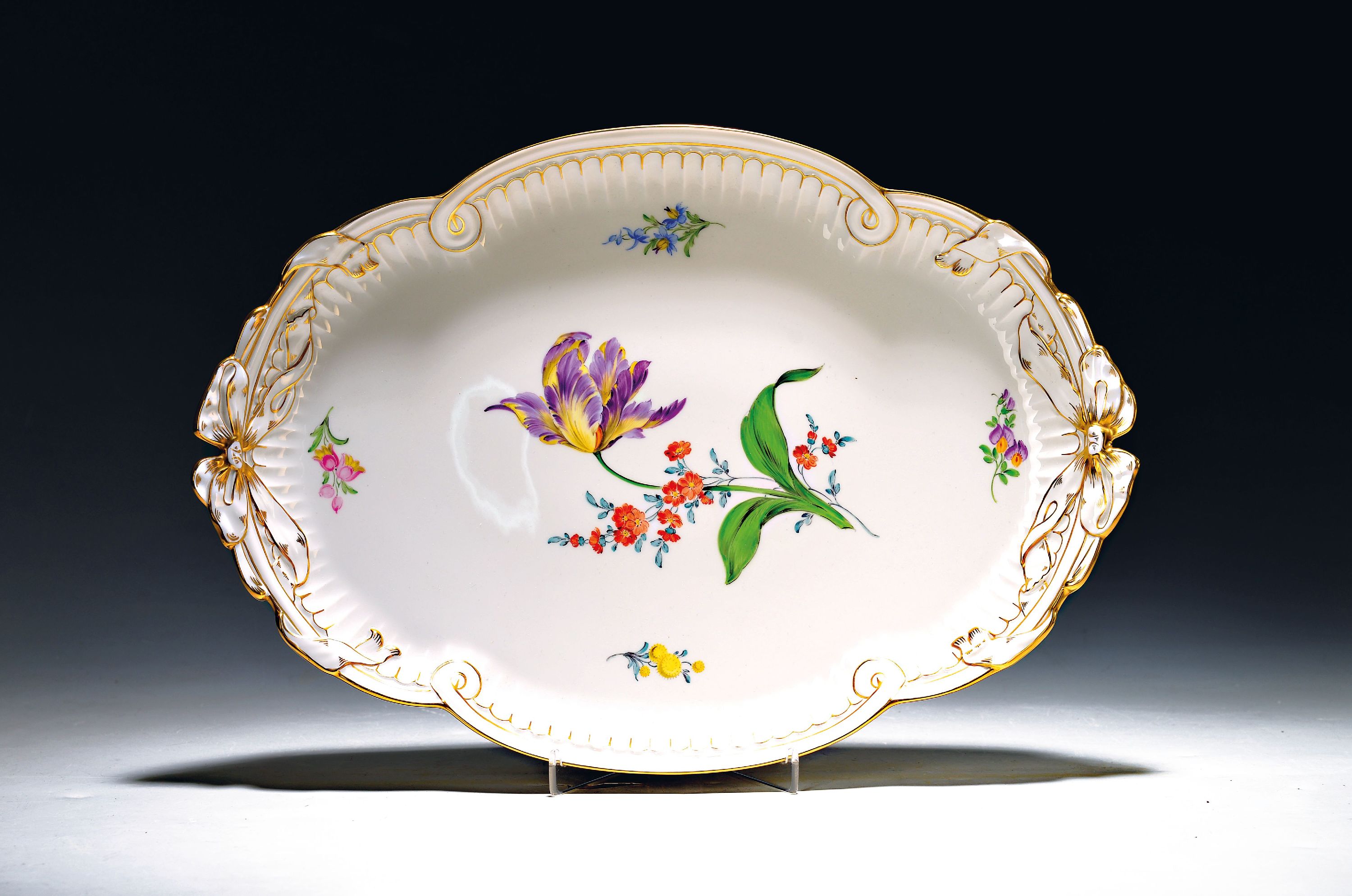 Image 27101569 - Tablett, Meissen, 20. Jh., Schleifendekor, große Blumenmalerei, Blume 2, Goldstaffage