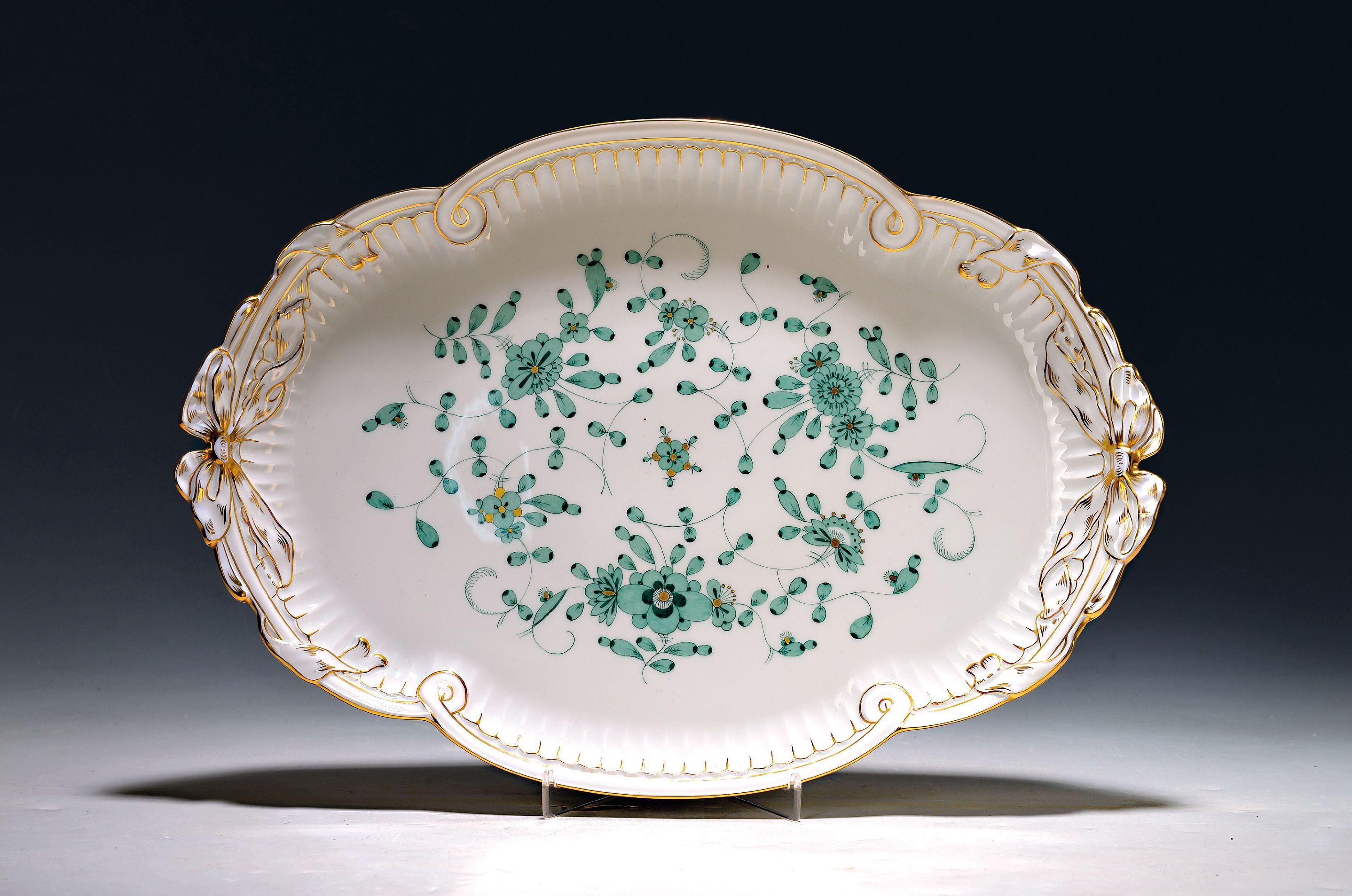 Image 27101573 - Tablett, Meissen, 20. Jh., reiche indische Malerei, goldgepunktet, Schleifendekor am ...