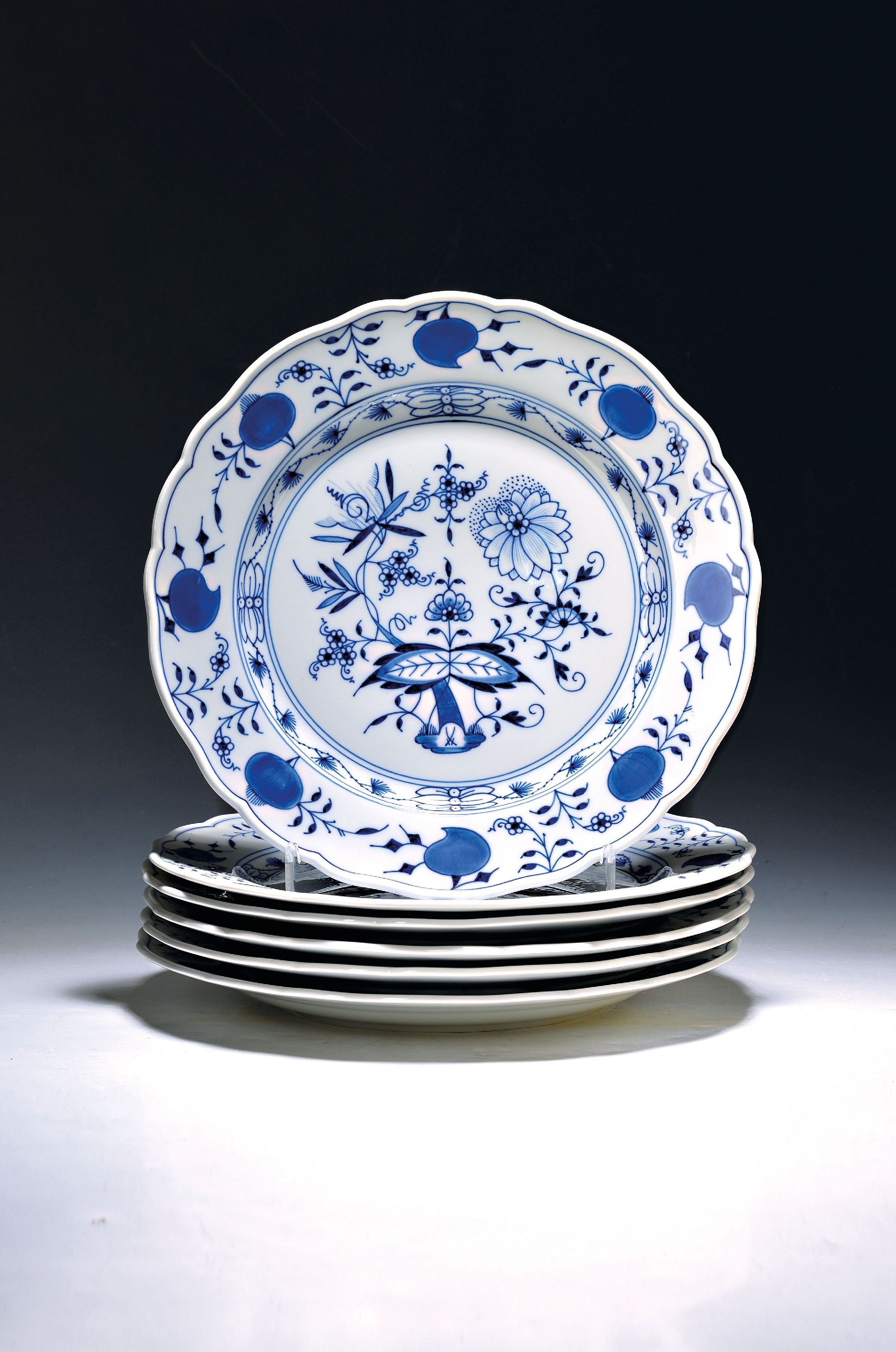 Image 27101586 - 6 große Platzteller, Meissen, 20. Jh., Zwiebelmuster, D. 32 cm