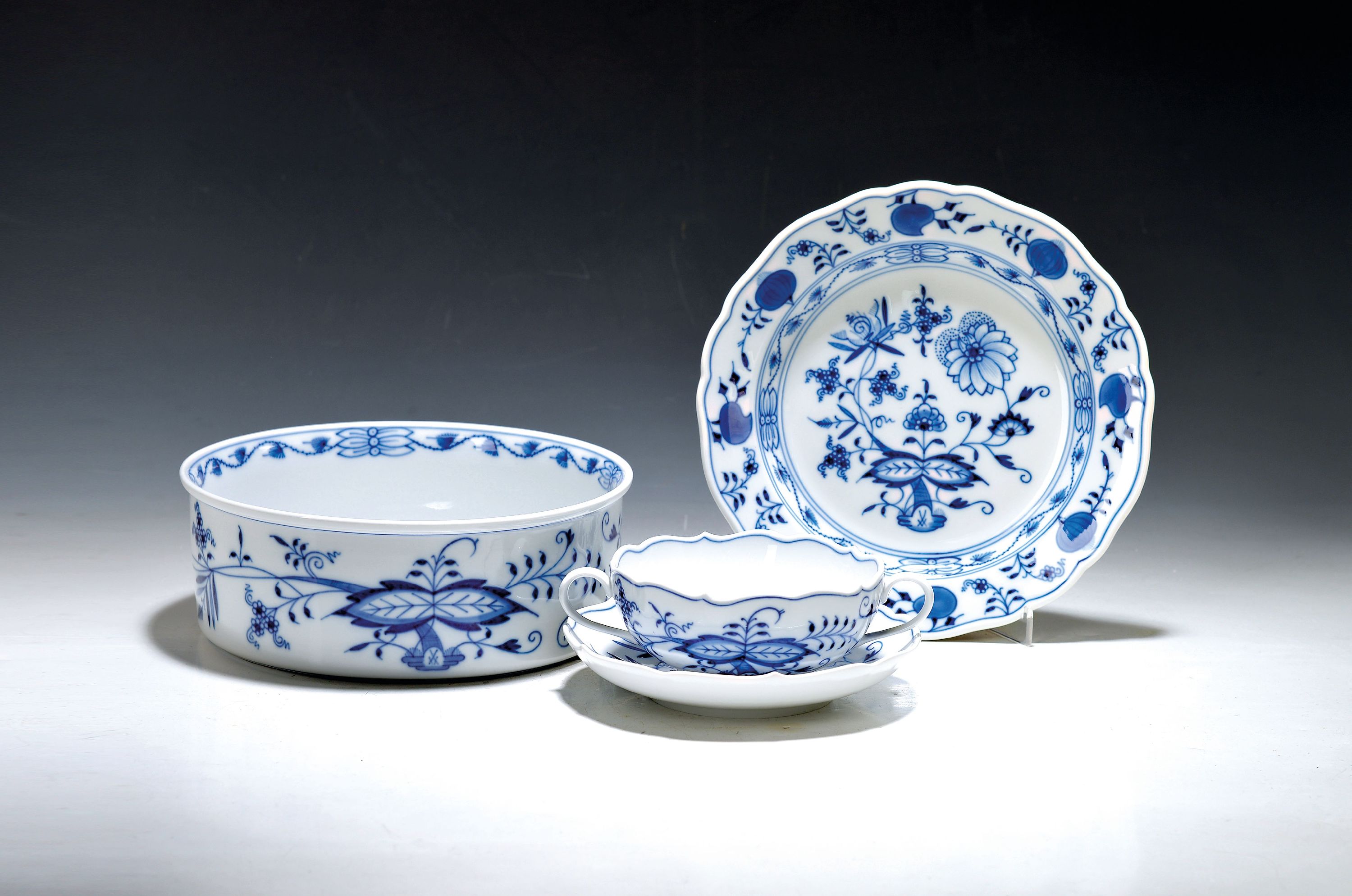 Image 27101587 - 12 Geschirrteile, Meissen, 20. Jh., 6 Suppentassen mit Untertassen, 4 Teller D. 22 cm, ...