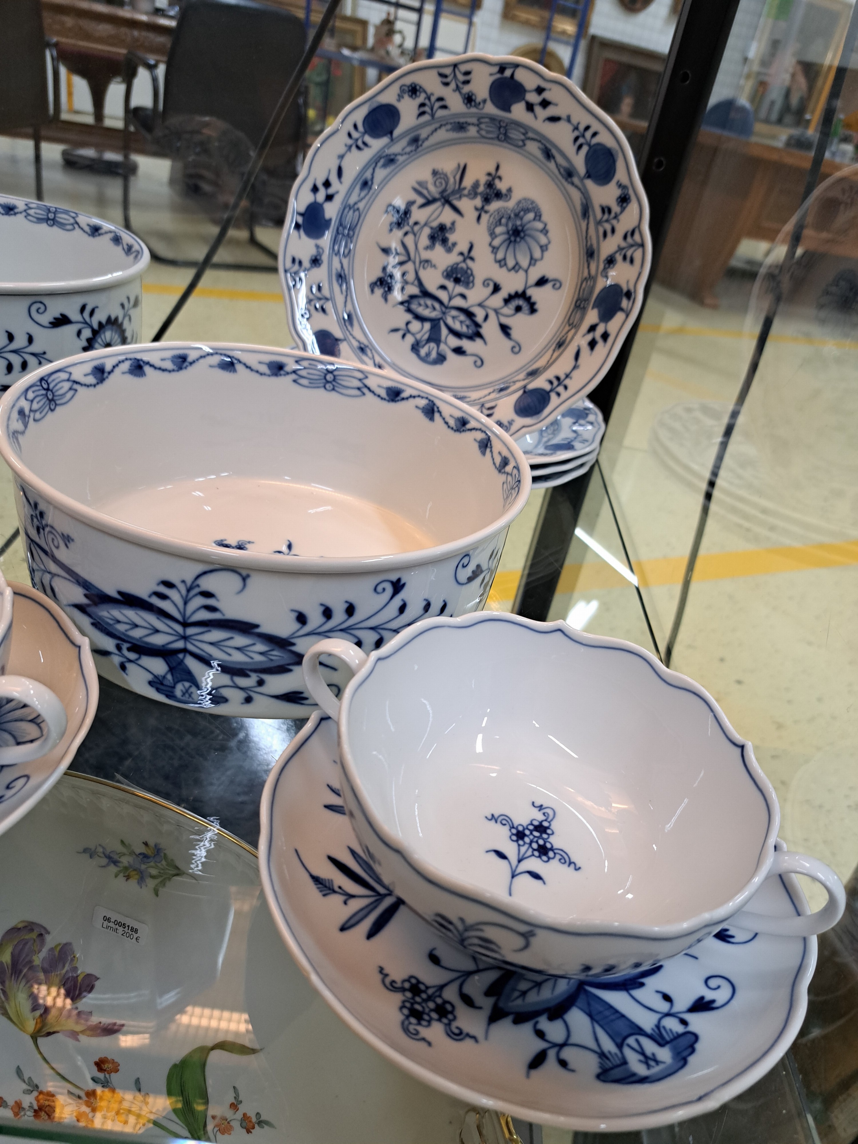 Detail a: 12 Geschirrteile, Meissen, 20. Jh., 6 Suppentassen mit Untertassen, 4 Teller D. 22 cm, zwei Schüsseln