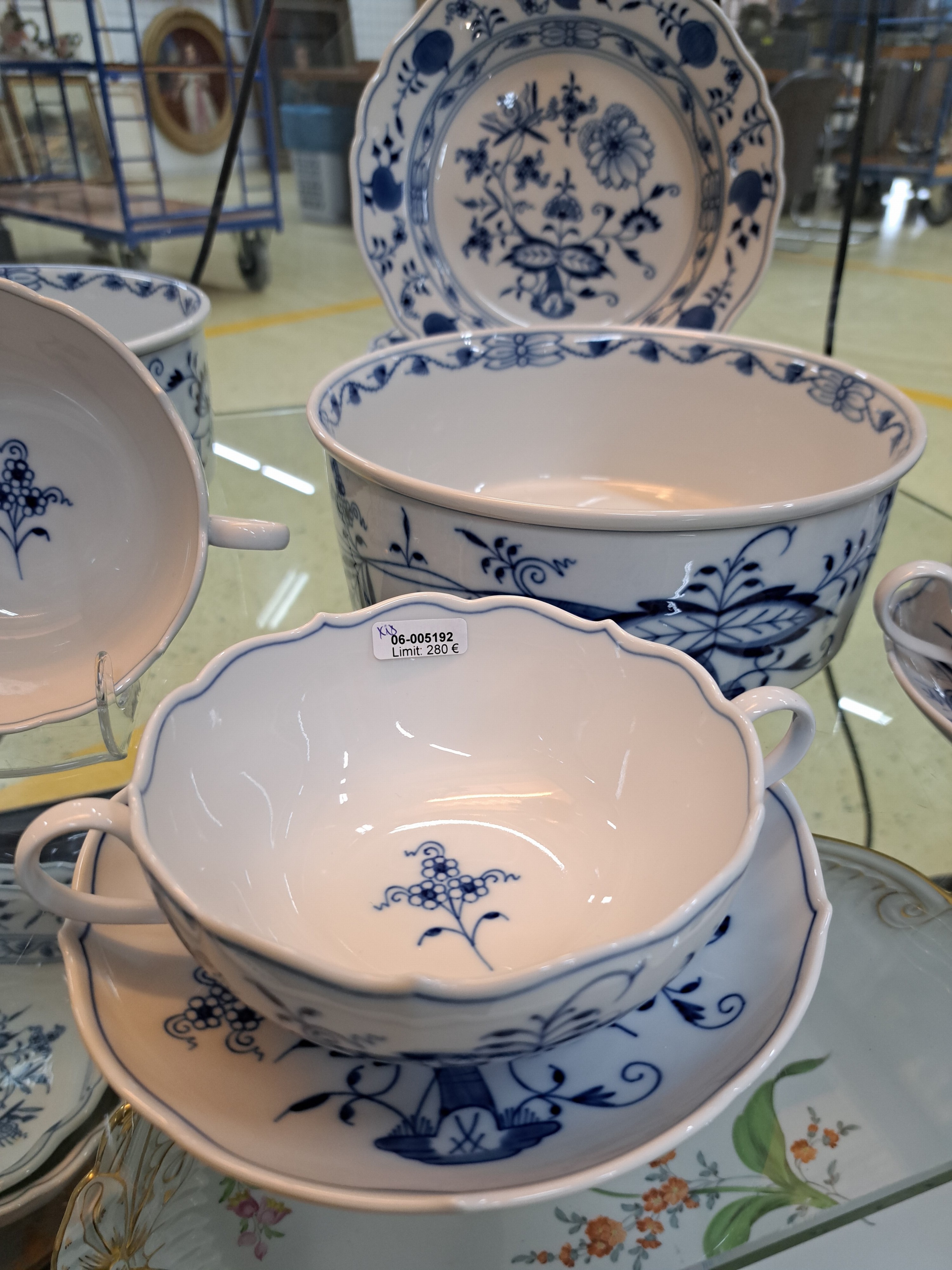 Detail b: 12 Geschirrteile, Meissen, 20. Jh., 6 Suppentassen mit Untertassen, 4 Teller D. 22 cm, zwei Schüsseln