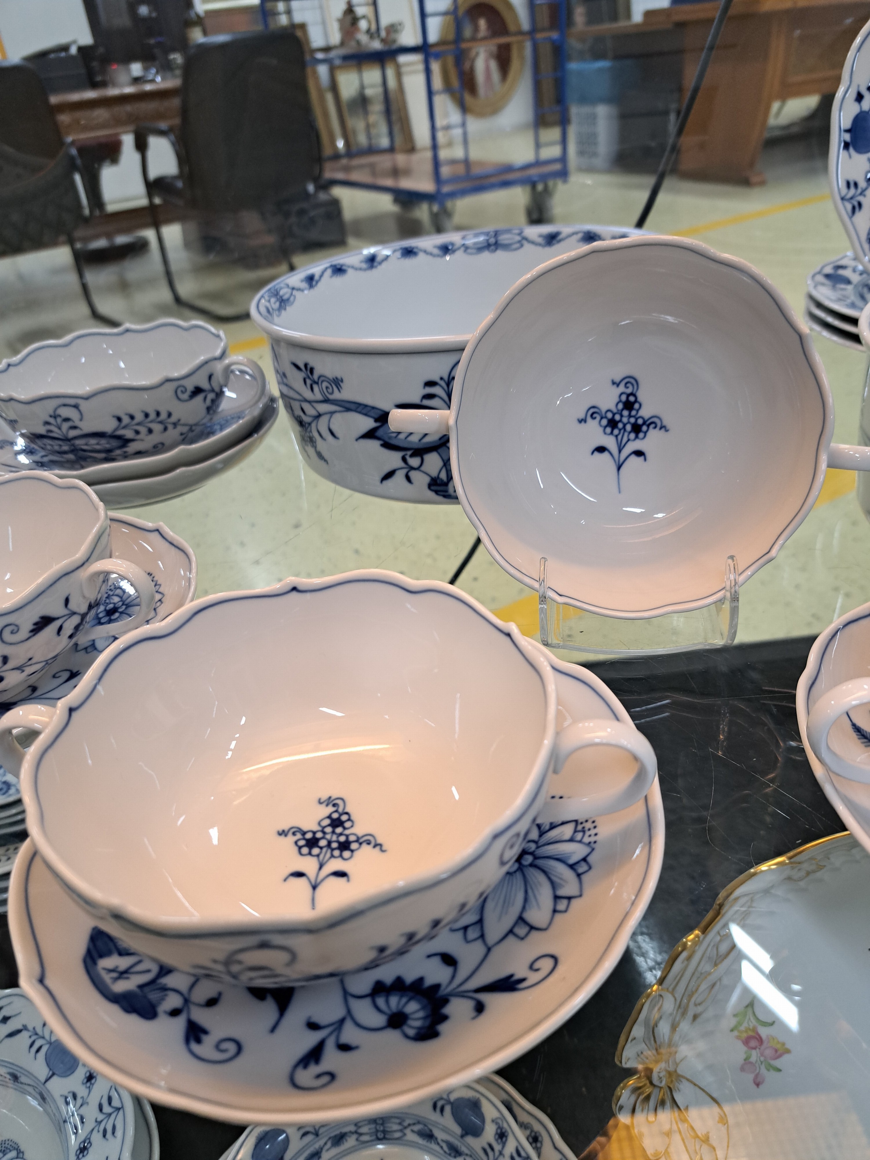 Detail c: 12 Geschirrteile, Meissen, 20. Jh., 6 Suppentassen mit Untertassen, 4 Teller D. 22 cm, zwei Schüsseln