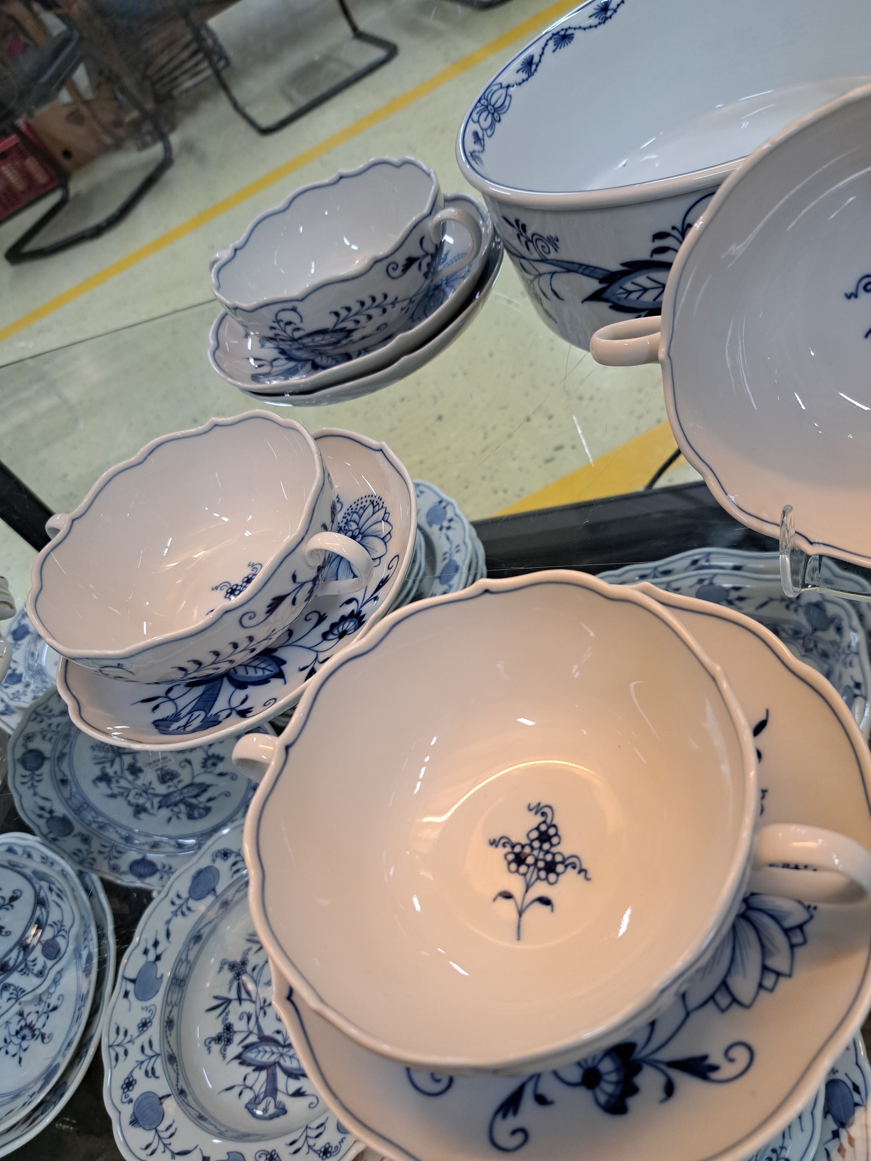Detail d: 12 Geschirrteile, Meissen, 20. Jh., 6 Suppentassen mit Untertassen, 4 Teller D. 22 cm, zwei Schüsseln