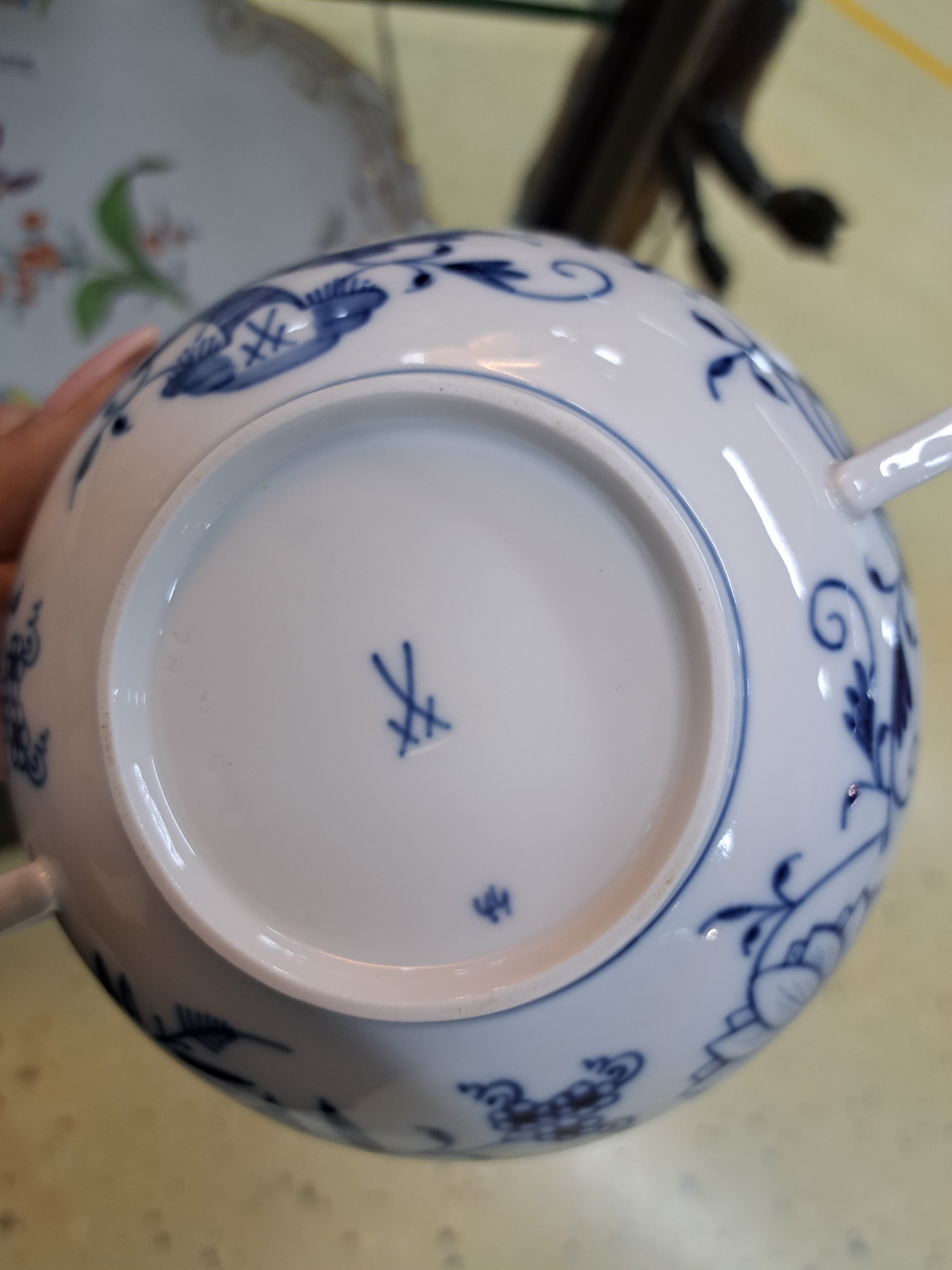 Detail e: 12 Geschirrteile, Meissen, 20. Jh., 6 Suppentassen mit Untertassen, 4 Teller D. 22 cm, zwei Schüsseln