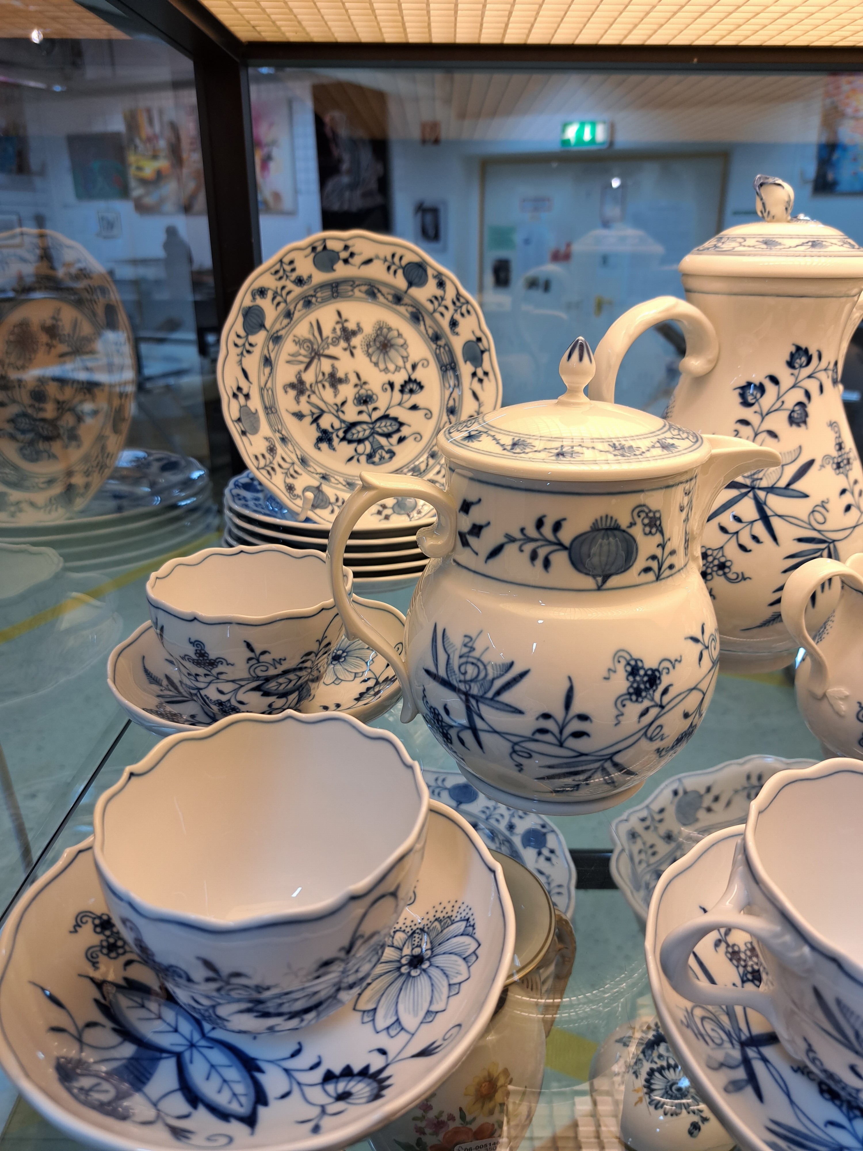 Detail a: Kaffeeservice, Meissen, Zwiebelmuster, Kaffeekanne, Zuckerdose, Milchkännchen, gr. Milchkanne, 6 Tassen mit Untertassen, 6 Dessertteller, eine ...