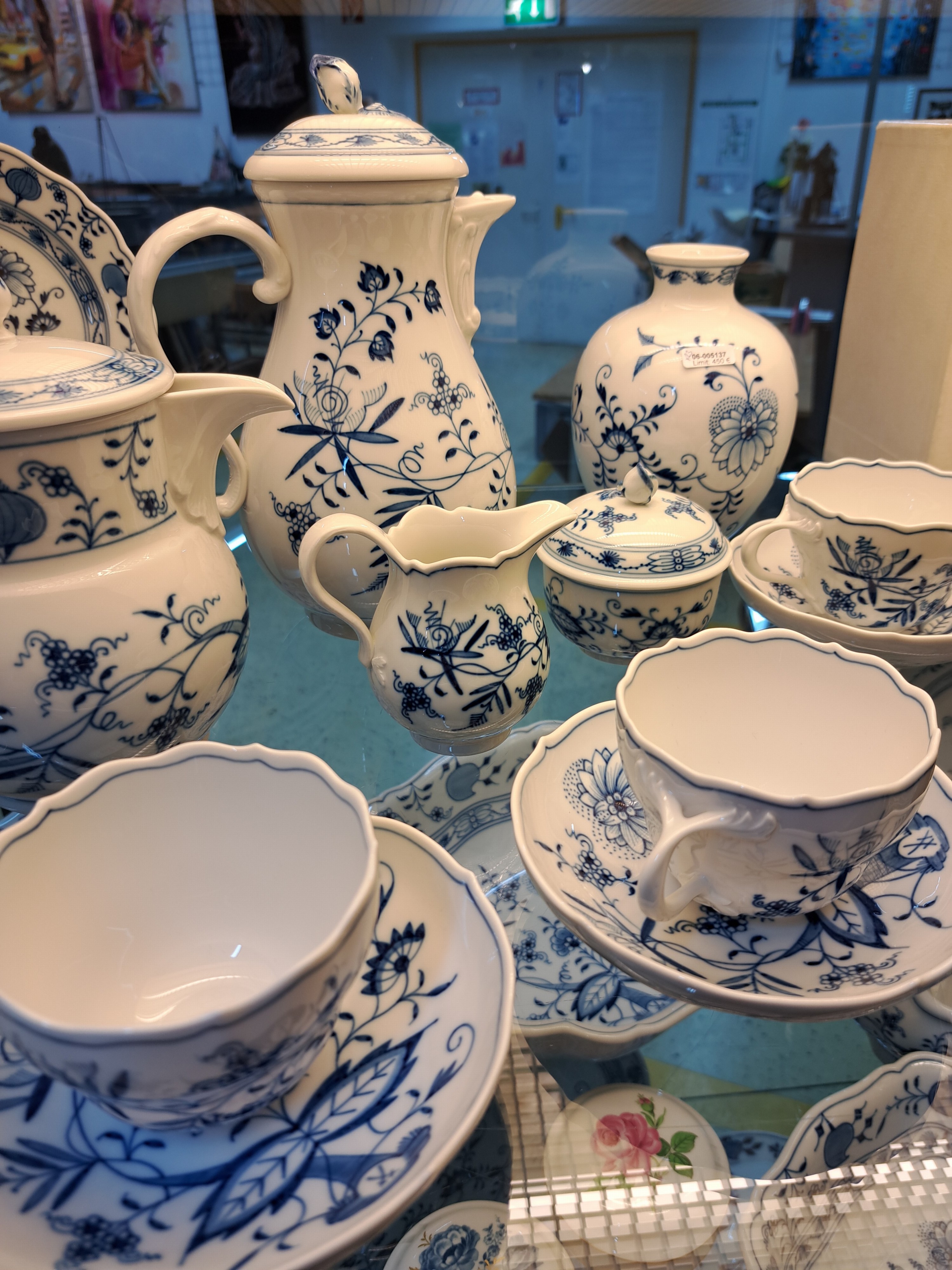 Detail b: Kaffeeservice, Meissen, Zwiebelmuster, Kaffeekanne, Zuckerdose, Milchkännchen, gr. Milchkanne, 6 Tassen mit Untertassen, 6 Dessertteller, eine ...
