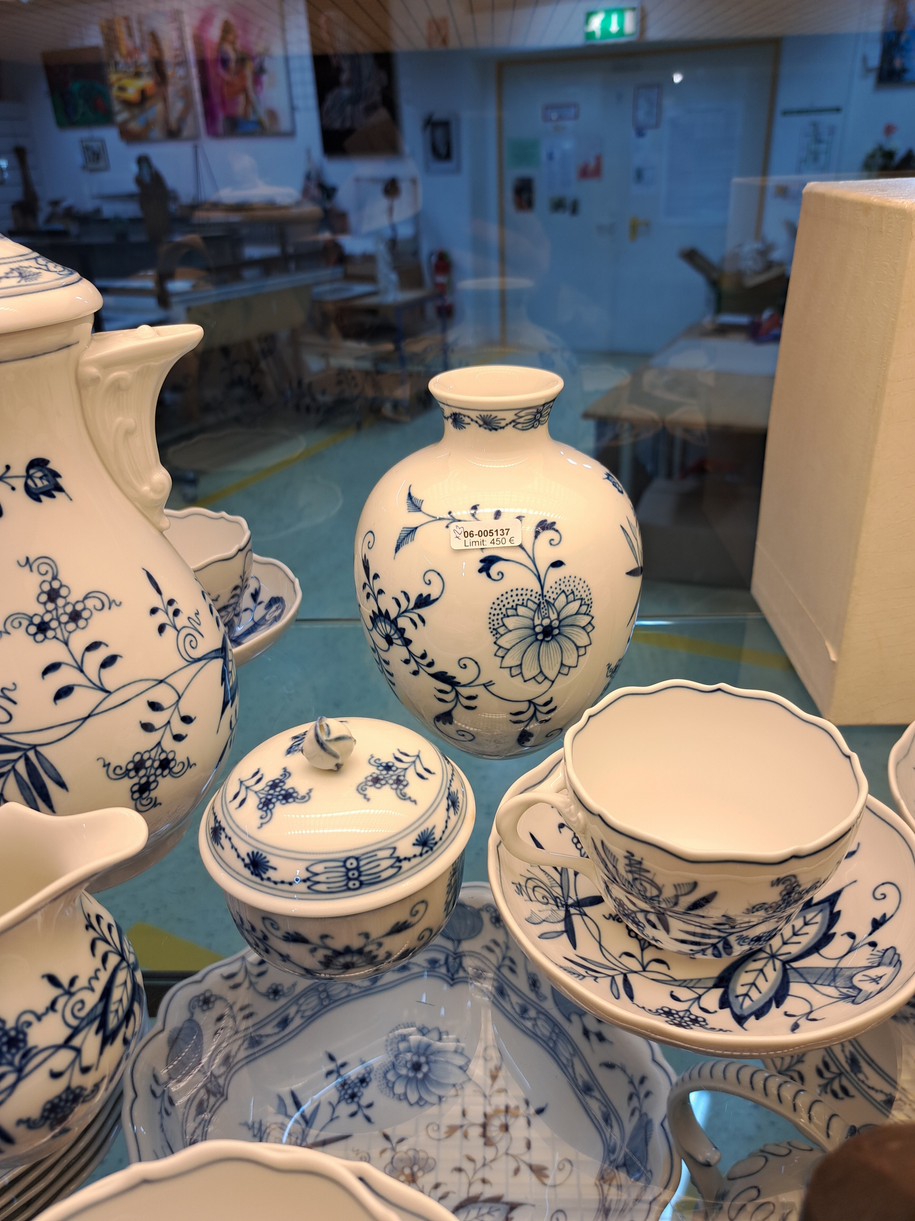Detail c: Kaffeeservice, Meissen, Zwiebelmuster, Kaffeekanne, Zuckerdose, Milchkännchen, gr. Milchkanne, 6 Tassen mit Untertassen, 6 Dessertteller, eine ...
