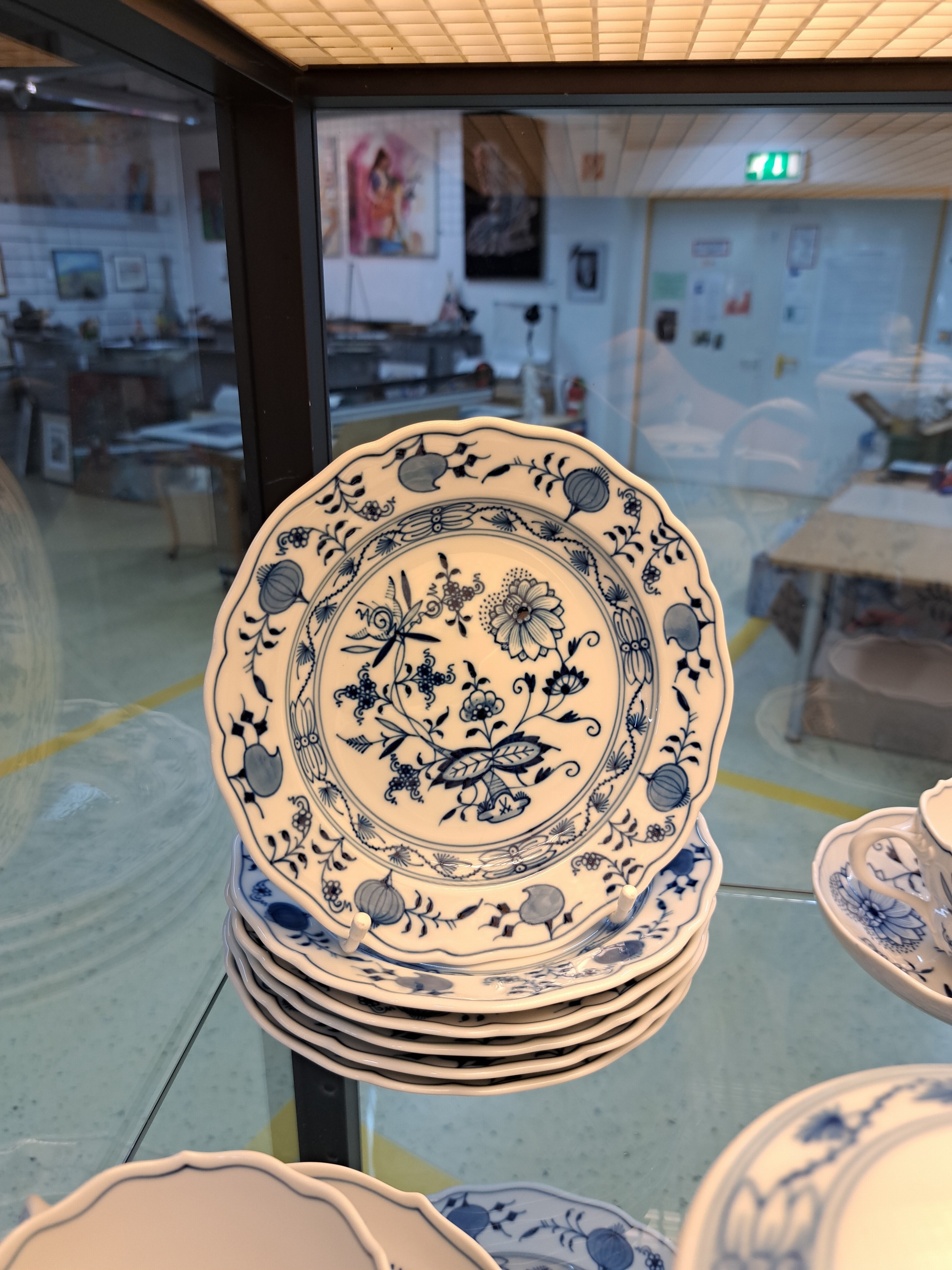 Detail e: Kaffeeservice, Meissen, Zwiebelmuster, Kaffeekanne, Zuckerdose, Milchkännchen, gr. Milchkanne, 6 Tassen mit Untertassen, 6 Dessertteller, eine ...