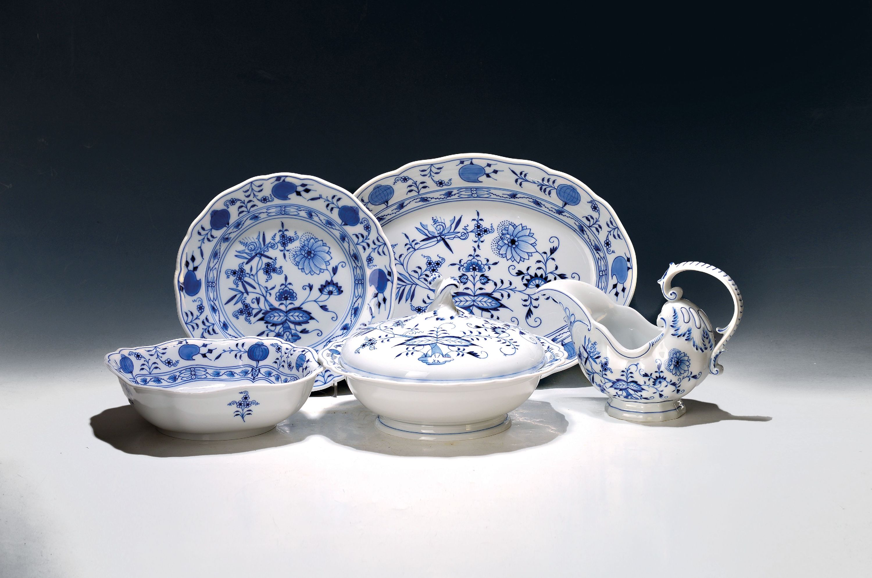 Image 27101590 - Tafelservice, Meissen, Zwiebelmuster, 6 Menueteller, 6 Suppenteller, Deckelschüssel, ...