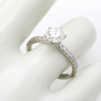 27101551a - Ring mit Brillanten, WG 750/000, Brill. in 6er Krappenfassung 1.00 ct Weiß/si, Besatz- ...