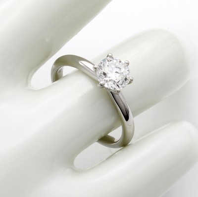 27101570a - Ring mit Brillantsolitär, WG 750/000, Brill.in 6er Krappenfassung 1.00 ct Weiß/si, RW ...
