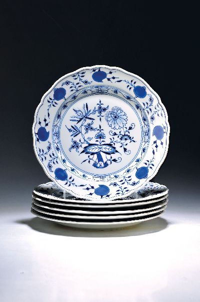 Image 6 große Platzteller, Meissen, 20. Jh., Zwiebelmuster, D. 32 cm