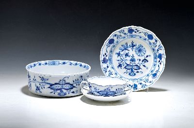 Image 12 Geschirrteile, Meissen, 20. Jh., 6 Suppentassen mit Untertassen, 4 Teller D. 22 cm, ...