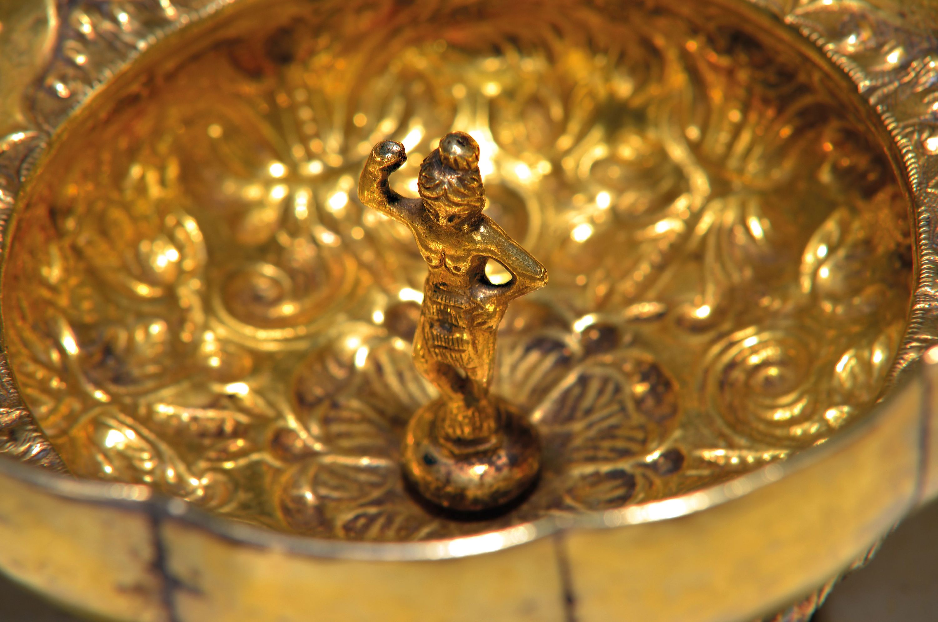 Detail a: Trinkschale, wohl anglo-indisch, 19.Jh., Silber geprüft, flächig vergoldet, 569g, z.T. getrieben, 10-passige Form, figürliche Doppelhenkel, ...