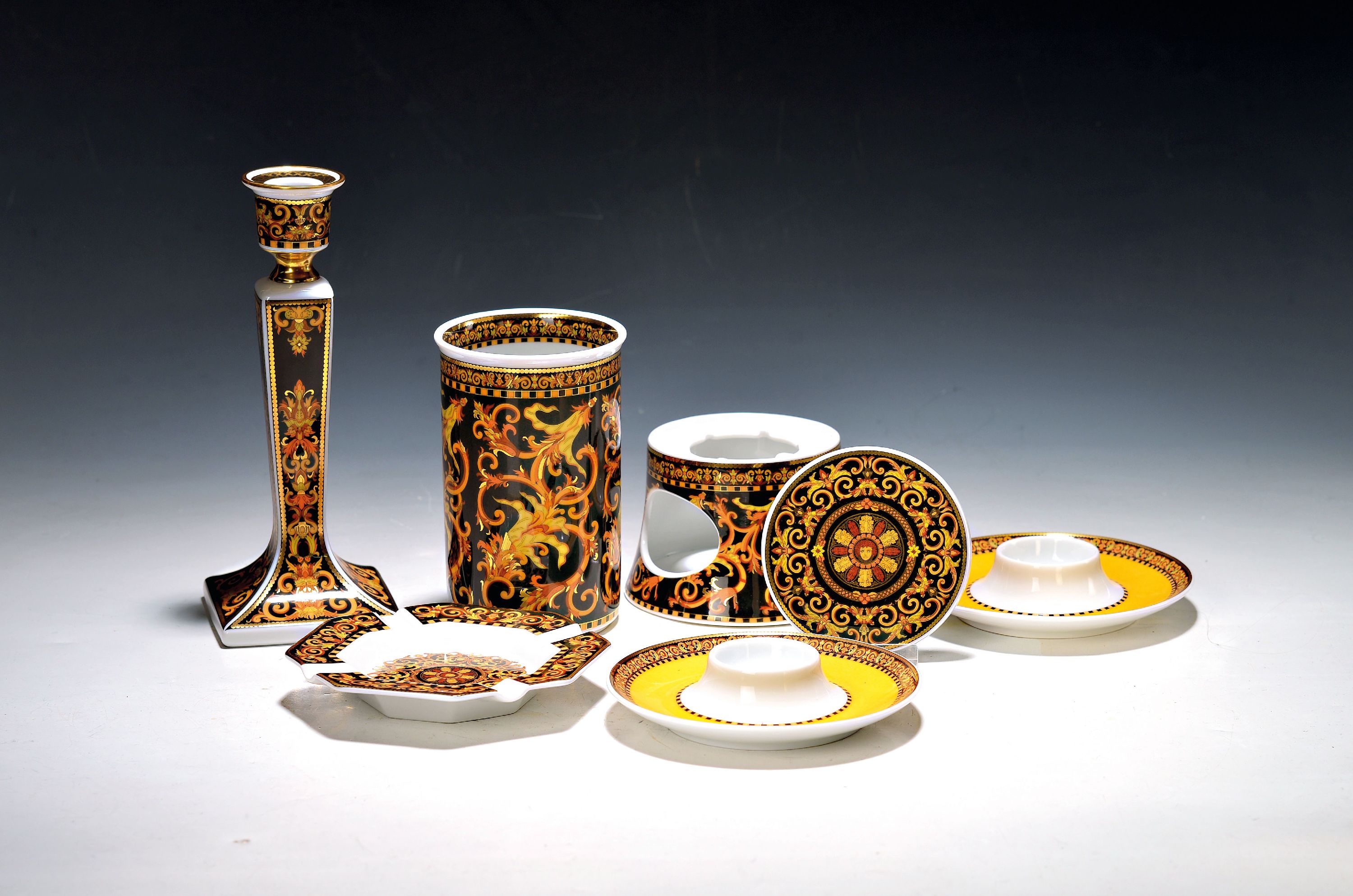 Image 27102095 - 7 Teile Versace, Rosenthal, Barocco, Kerzenleuchter, Vase, Stövchen, kl. Aschenbecher, ...