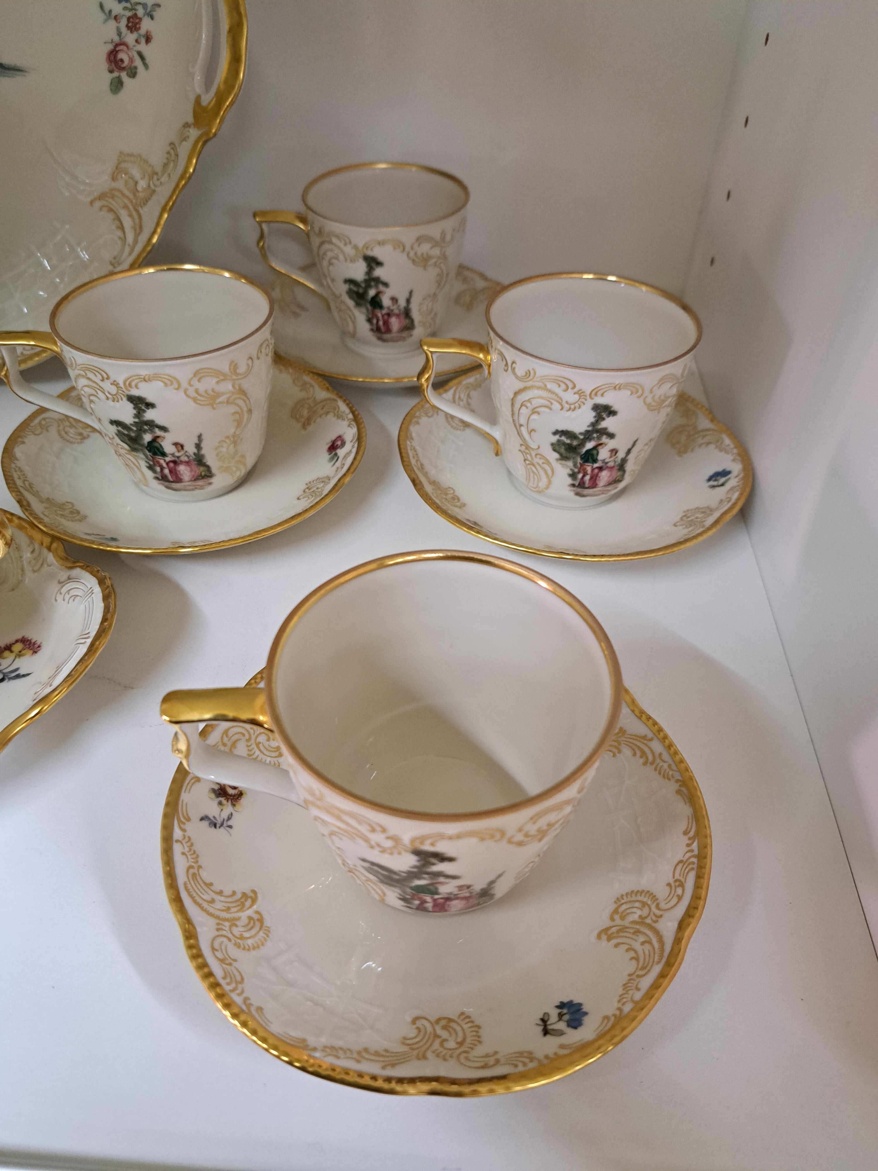 Detail a: Kaffeeservice, Rosenthal, Herold- Arkadien, 20. Jh., Porzellan, mit reichem figürlichen Dekor, Goldstaffage, Kaffeekanne, Teekanne, Zuckerdose, ...