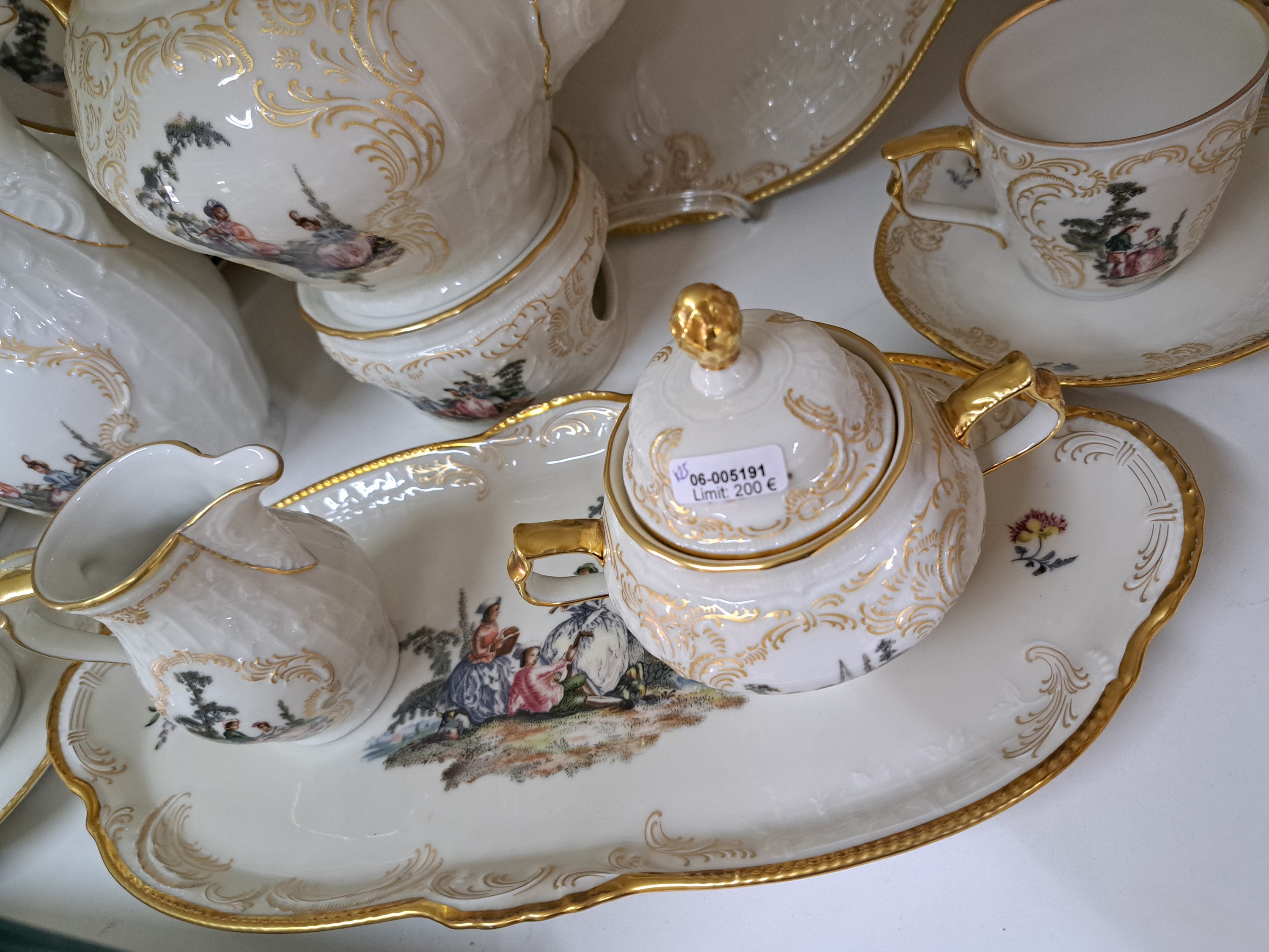 Detail b: Kaffeeservice, Rosenthal, Herold- Arkadien, 20. Jh., Porzellan, mit reichem figürlichen Dekor, Goldstaffage, Kaffeekanne, Teekanne, Zuckerdose, ...