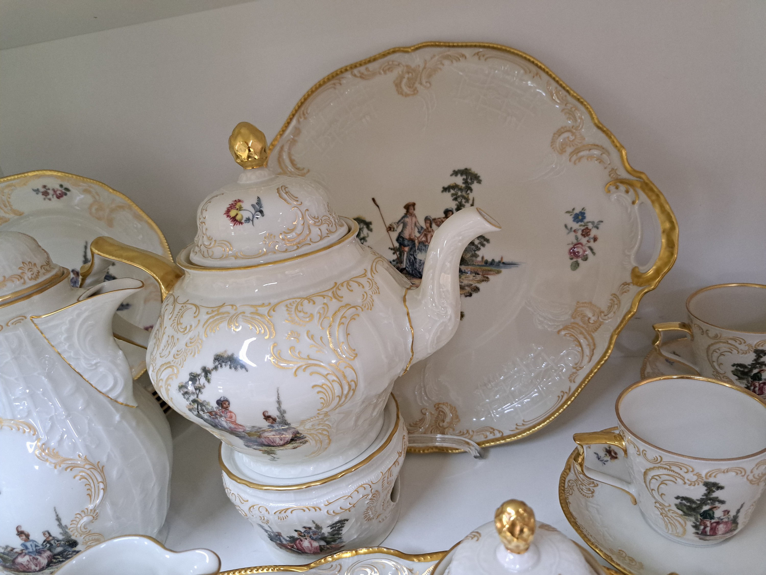 Detail c: Kaffeeservice, Rosenthal, Herold- Arkadien, 20. Jh., Porzellan, mit reichem figürlichen Dekor, Goldstaffage, Kaffeekanne, Teekanne, Zuckerdose, ...