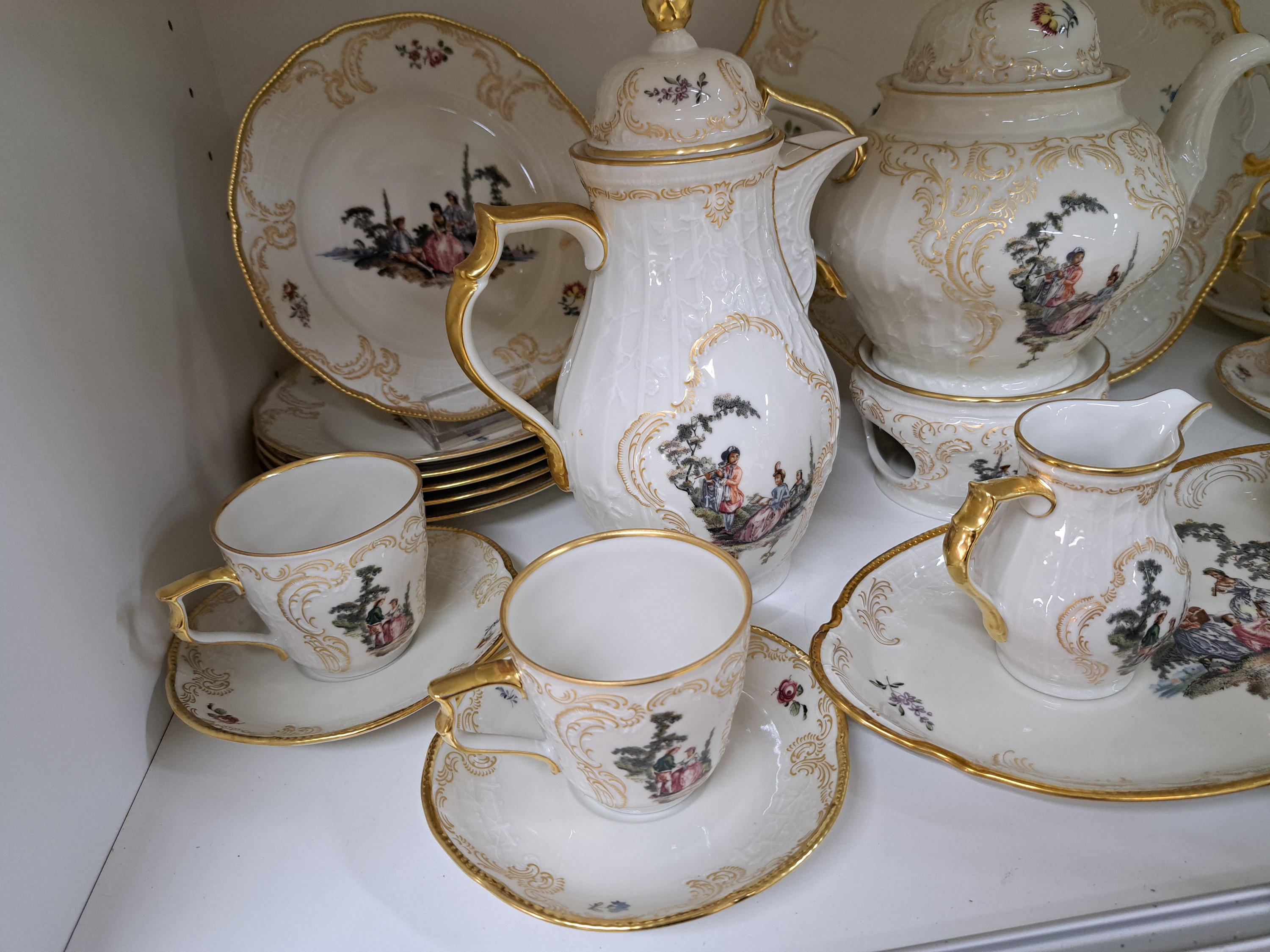Detail d: Kaffeeservice, Rosenthal, Herold- Arkadien, 20. Jh., Porzellan, mit reichem figürlichen Dekor, Goldstaffage, Kaffeekanne, Teekanne, Zuckerdose, ...