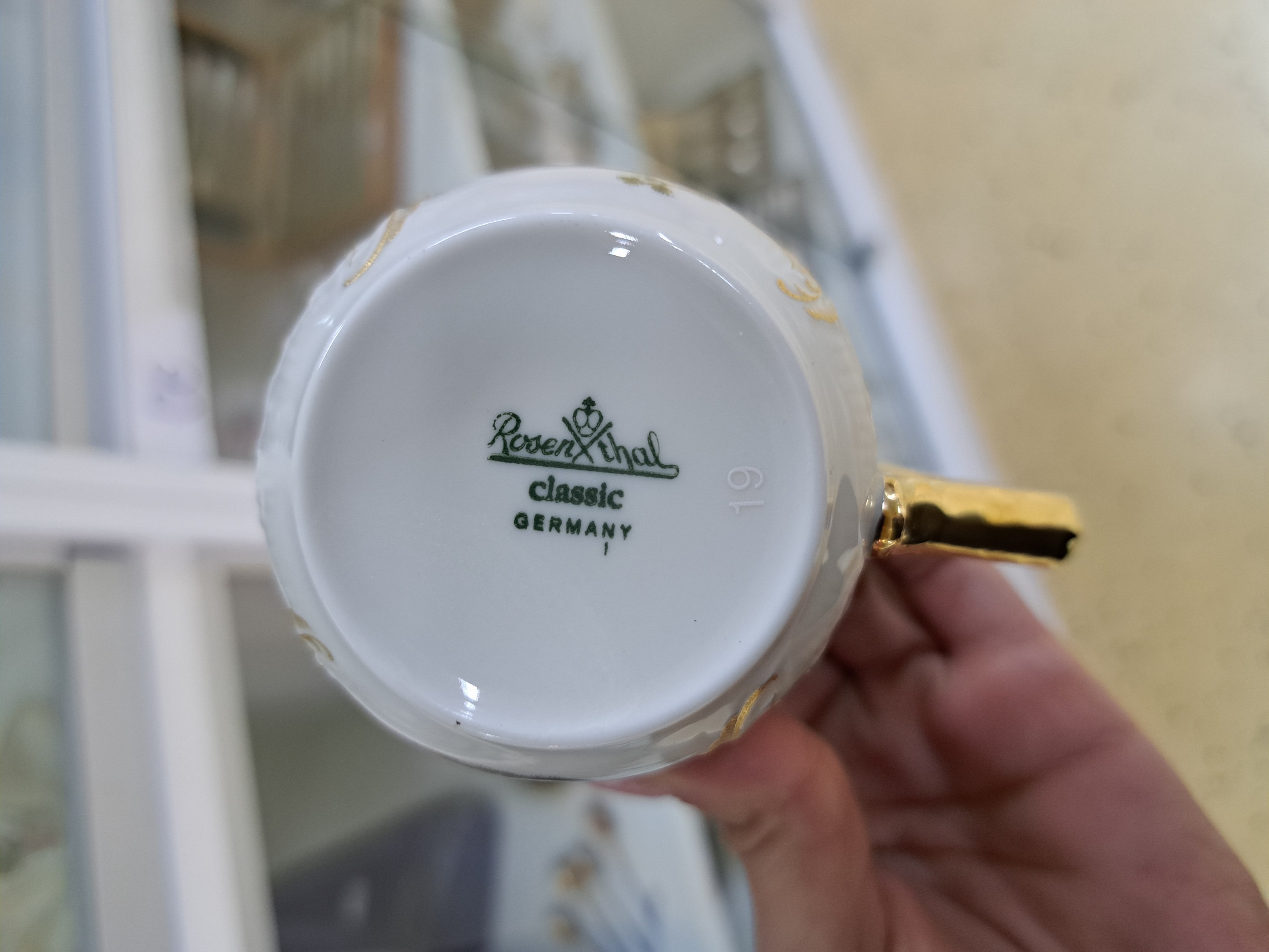Detail e: Kaffeeservice, Rosenthal, Herold- Arkadien, 20. Jh., Porzellan, mit reichem figürlichen Dekor, Goldstaffage, Kaffeekanne, Teekanne, Zuckerdose, ...
