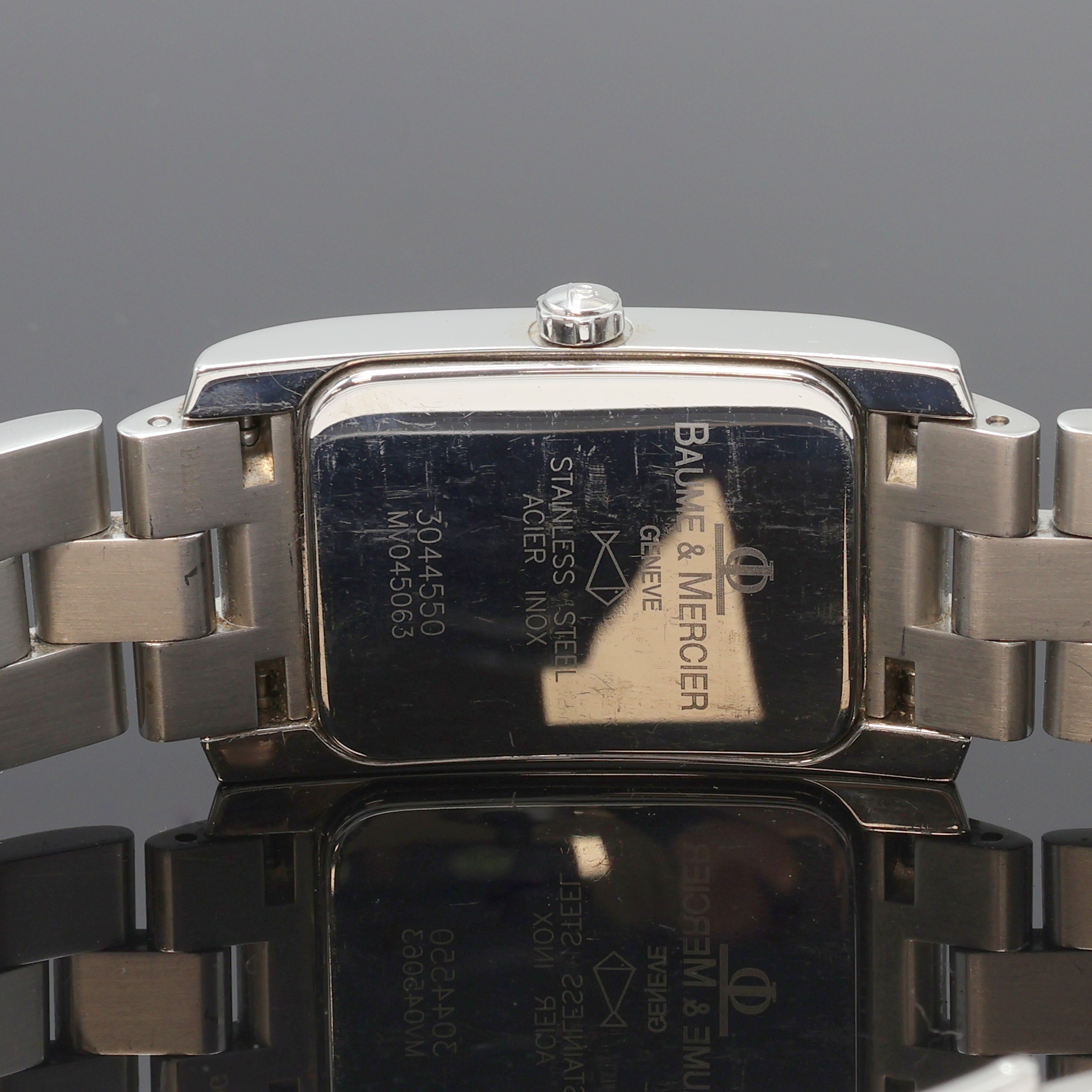 Detail d: BAUME & MERCIER Armbanduhr Serie Hampton Referenz MV045063, Schweiz um 2000, quarz, Edelstahlgeh. inkl. Gliederband m. dopp. Faltschließe, Boden ...