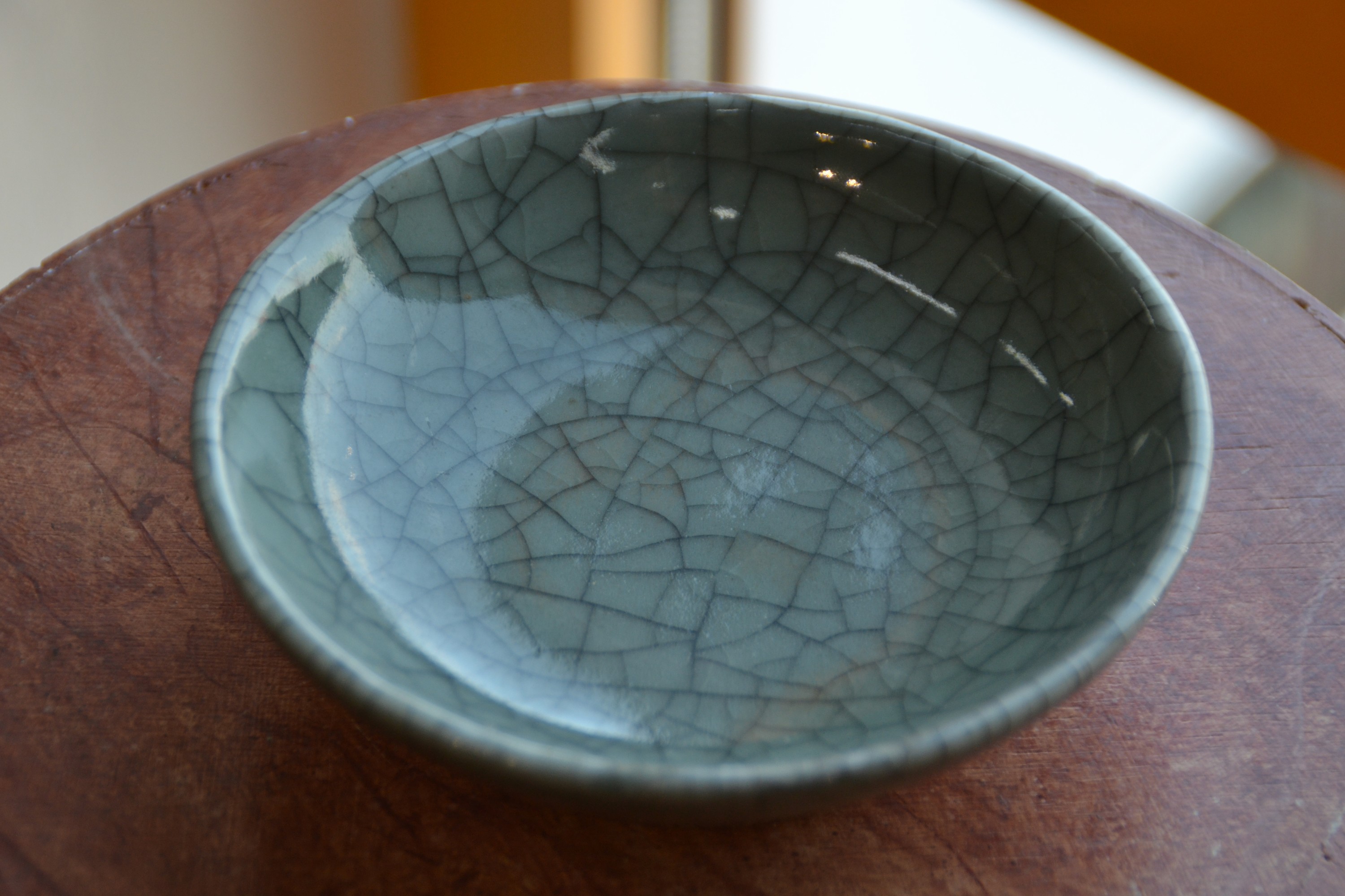 Detail a: Schale im Geyao-Stil, China, Quing-Dynastie 19.Jh., rötliche Keramik, grüne Craquele -Glasur, Standring mit l. Chips, D. 12 cm, altes Sammlungs- ...