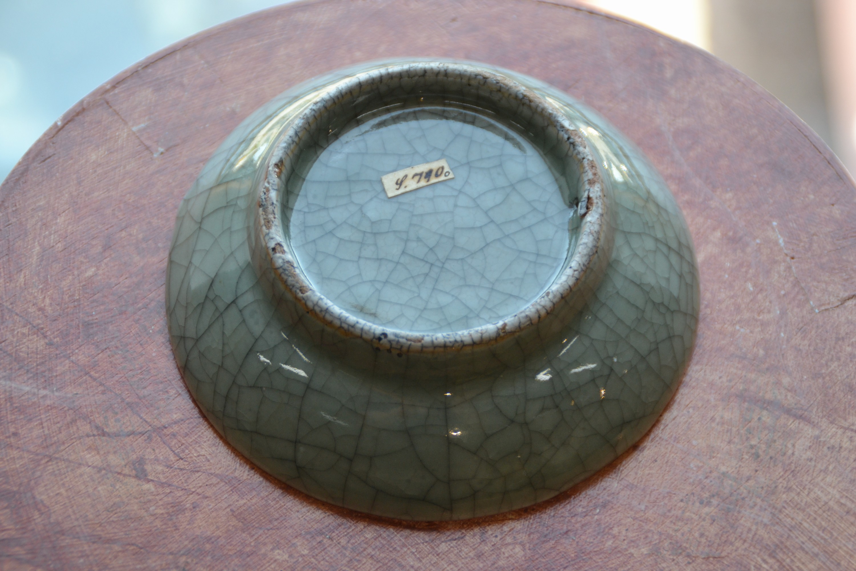 Detail b: Schale im Geyao-Stil, China, Quing-Dynastie 19.Jh., rötliche Keramik, grüne Craquele -Glasur, Standring mit l. Chips, D. 12 cm, altes Sammlungs- ...