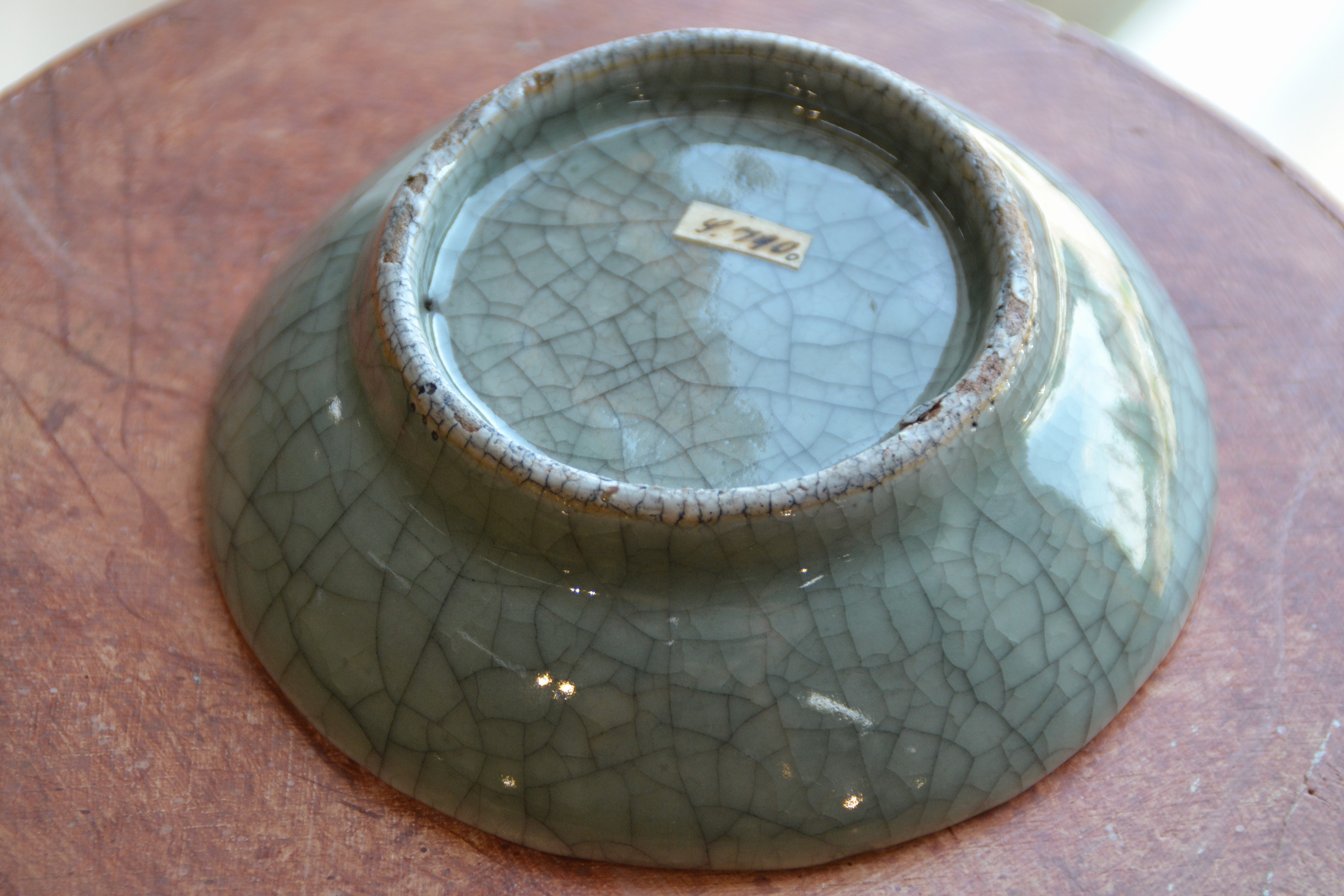 Detail c: Schale im Geyao-Stil, China, Quing-Dynastie 19.Jh., rötliche Keramik, grüne Craquele -Glasur, Standring mit l. Chips, D. 12 cm, altes Sammlungs- ...