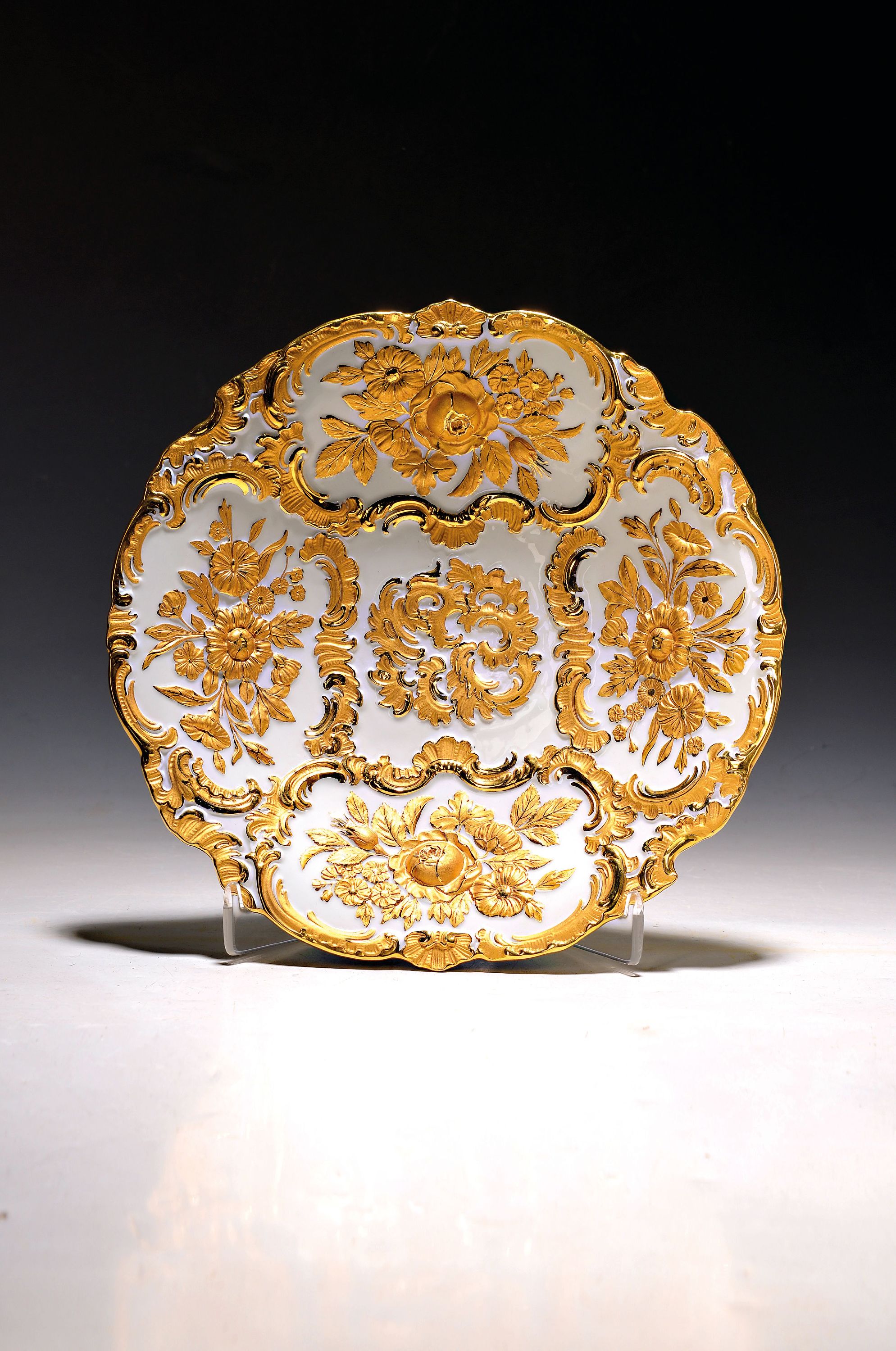 Prunkteller, Meissen, 1924-33, floraler reliefierter Dekor, Matt- und Glanzvergoldung, D. ca. 27 cm