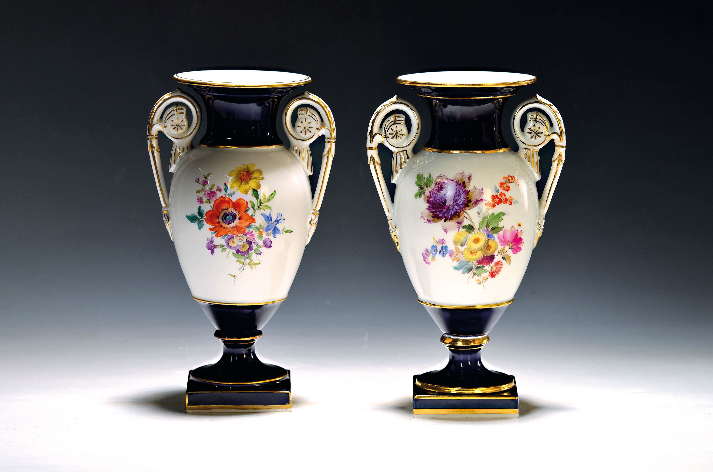 Image 27102193 - Zwei Vasen, Meissen, 19. und 20. Jh., partiell kobaltblau, Doppelhenkelvasen, ...