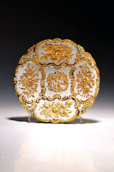 Image Prunkteller, Meissen, 1924-33, floraler reliefierter Dekor, Matt- und Glanzvergoldung, ...