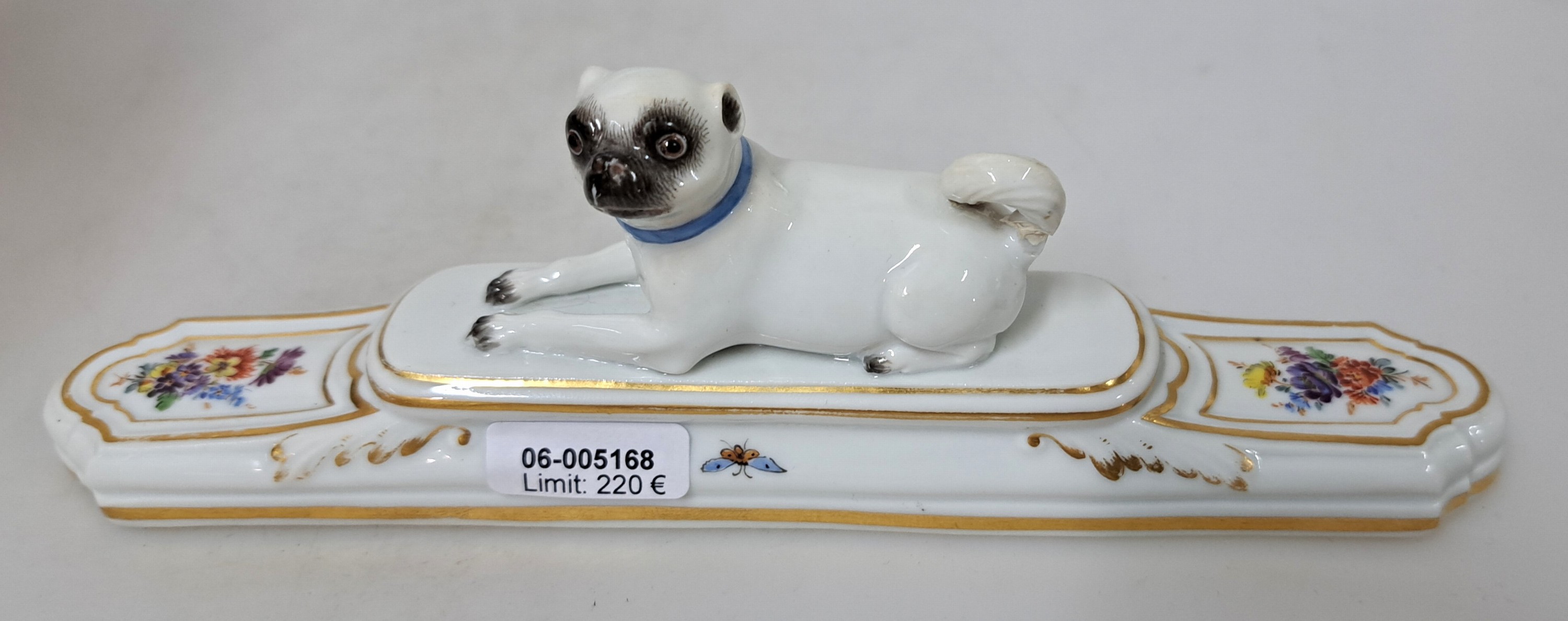 Detail a: Briefbeschwerer mit Mopsbekrönung, Meissen, um 1924-33, mit zwei Blumenbuketts und mittlerer liegender Mopsfigur, polychrom bemalt, Goldstaffage, ...