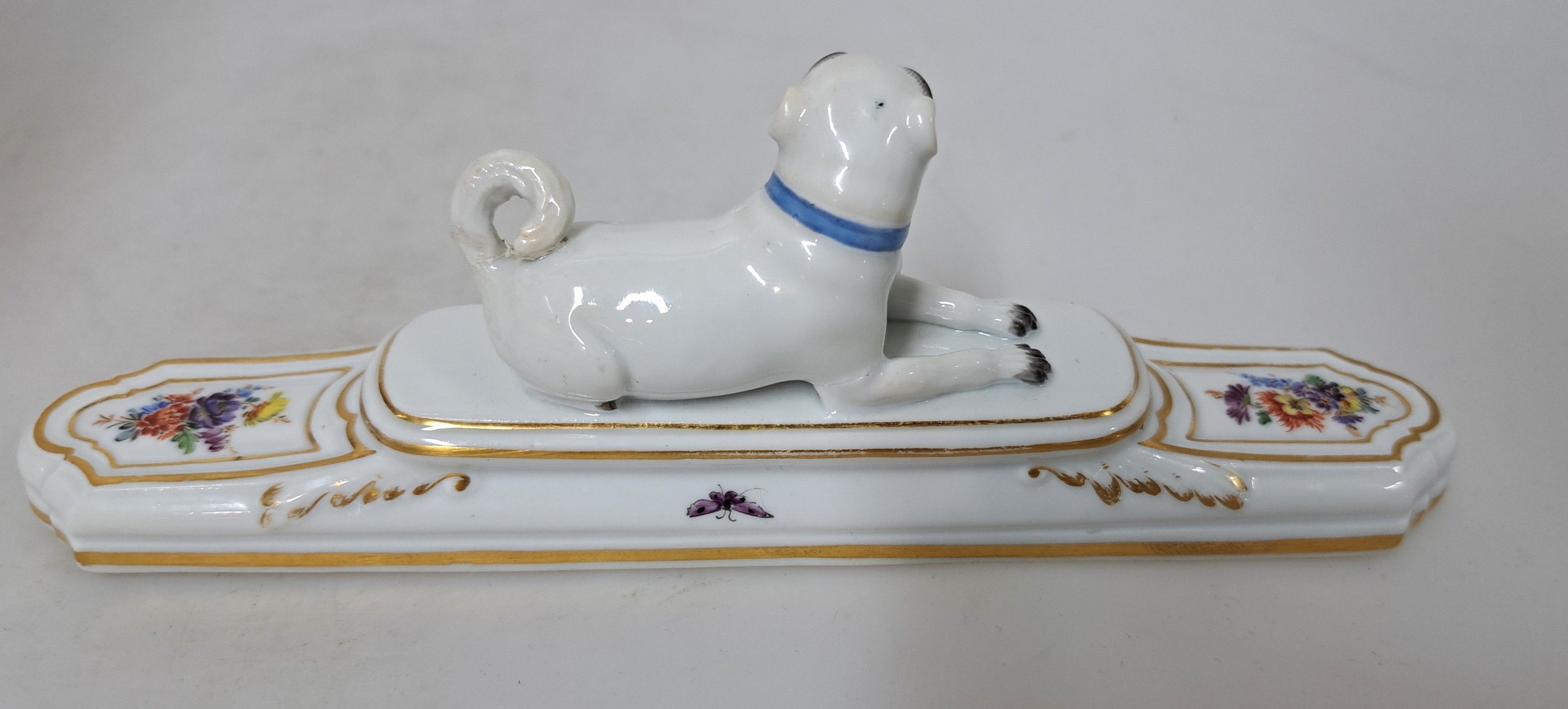 Detail b: Briefbeschwerer mit Mopsbekrönung, Meissen, um 1924-33, mit zwei Blumenbuketts und mittlerer liegender Mopsfigur, polychrom bemalt, Goldstaffage, ...
