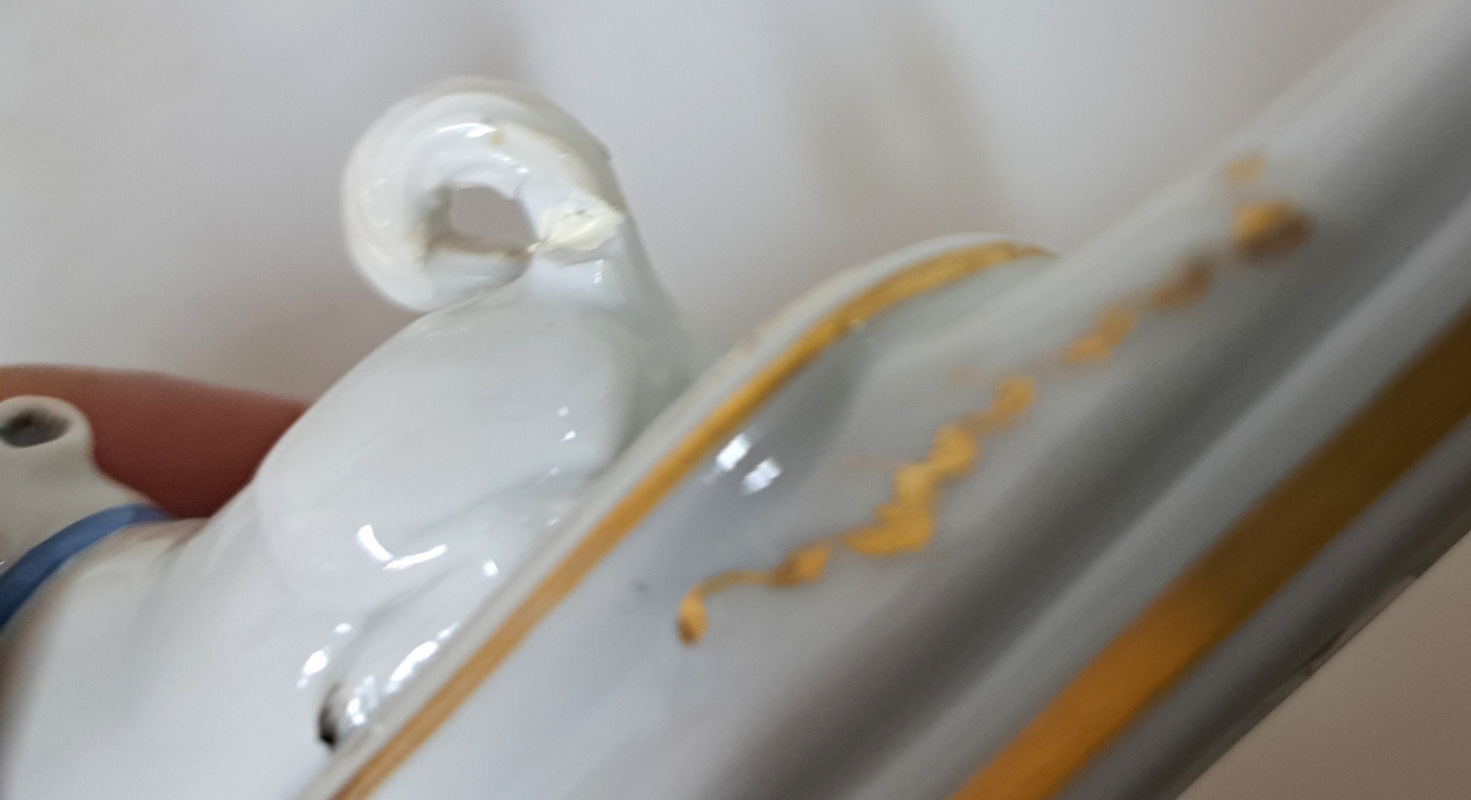 Detail d: Briefbeschwerer mit Mopsbekrönung, Meissen, um 1924-33, mit zwei Blumenbuketts und mittlerer liegender Mopsfigur, polychrom bemalt, Goldstaffage, ...