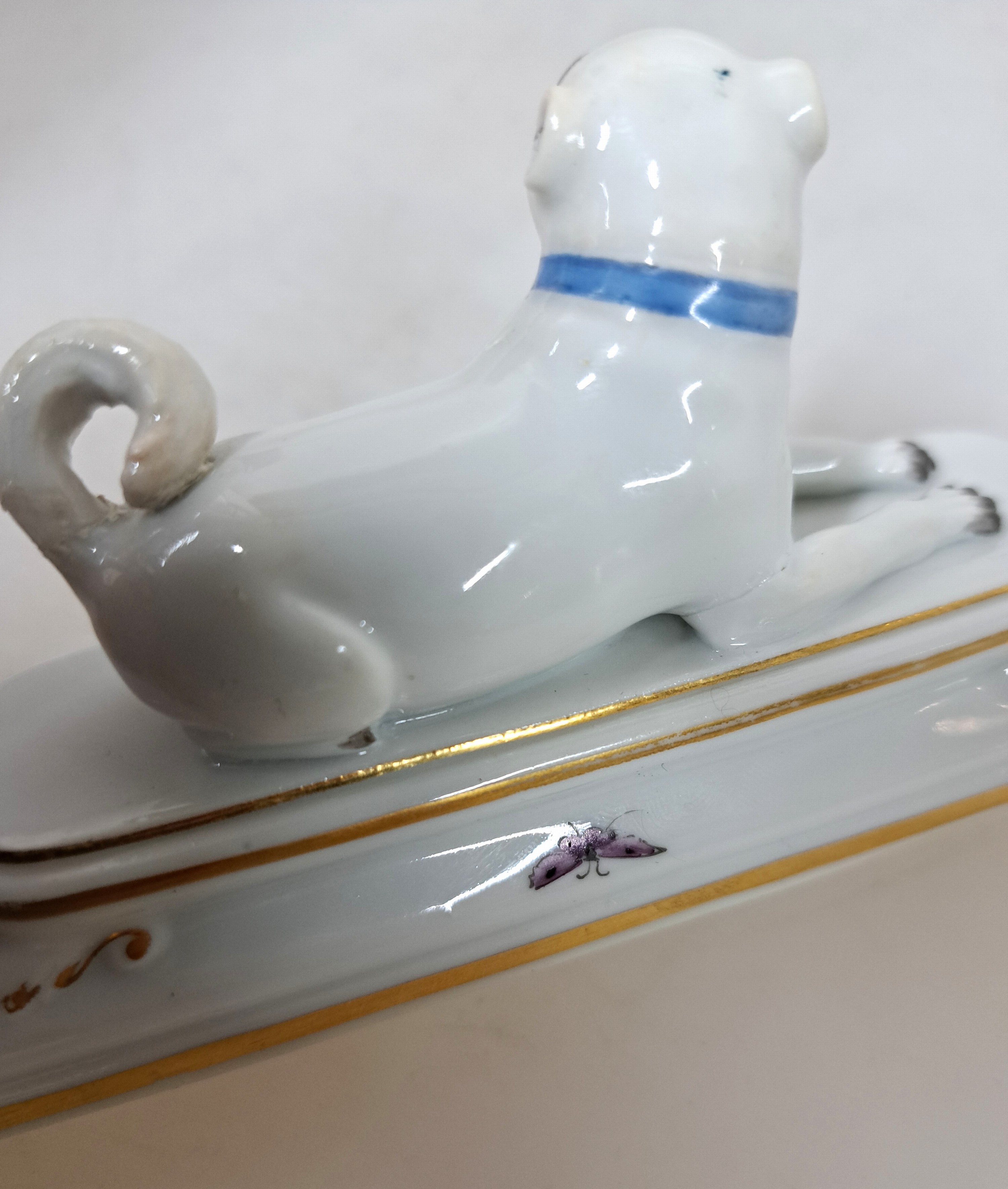 Detail e: Briefbeschwerer mit Mopsbekrönung, Meissen, um 1924-33, mit zwei Blumenbuketts und mittlerer liegender Mopsfigur, polychrom bemalt, Goldstaffage, ...
