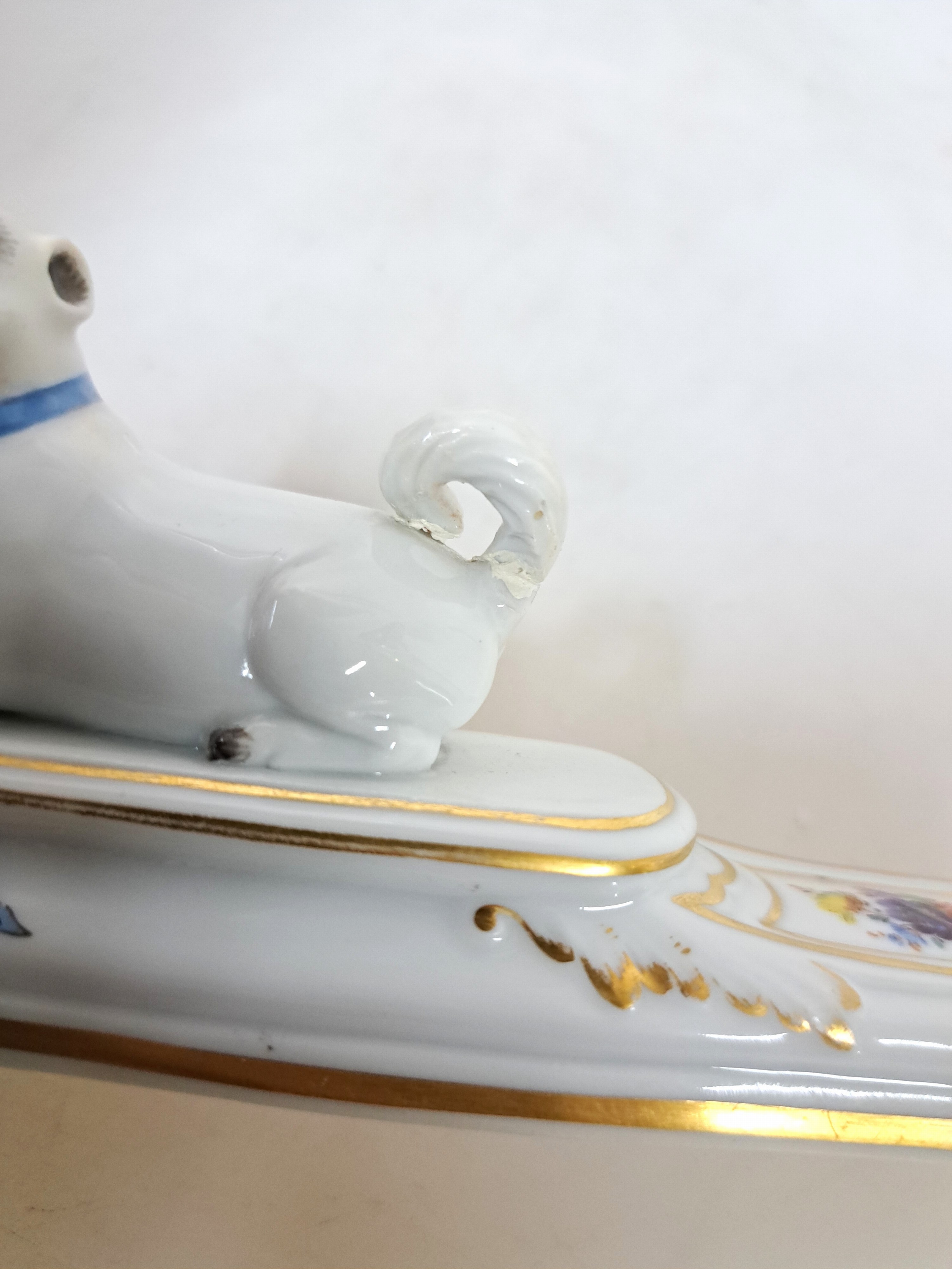 Detail f: Briefbeschwerer mit Mopsbekrönung, Meissen, um 1924-33, mit zwei Blumenbuketts und mittlerer liegender Mopsfigur, polychrom bemalt, Goldstaffage, ...
