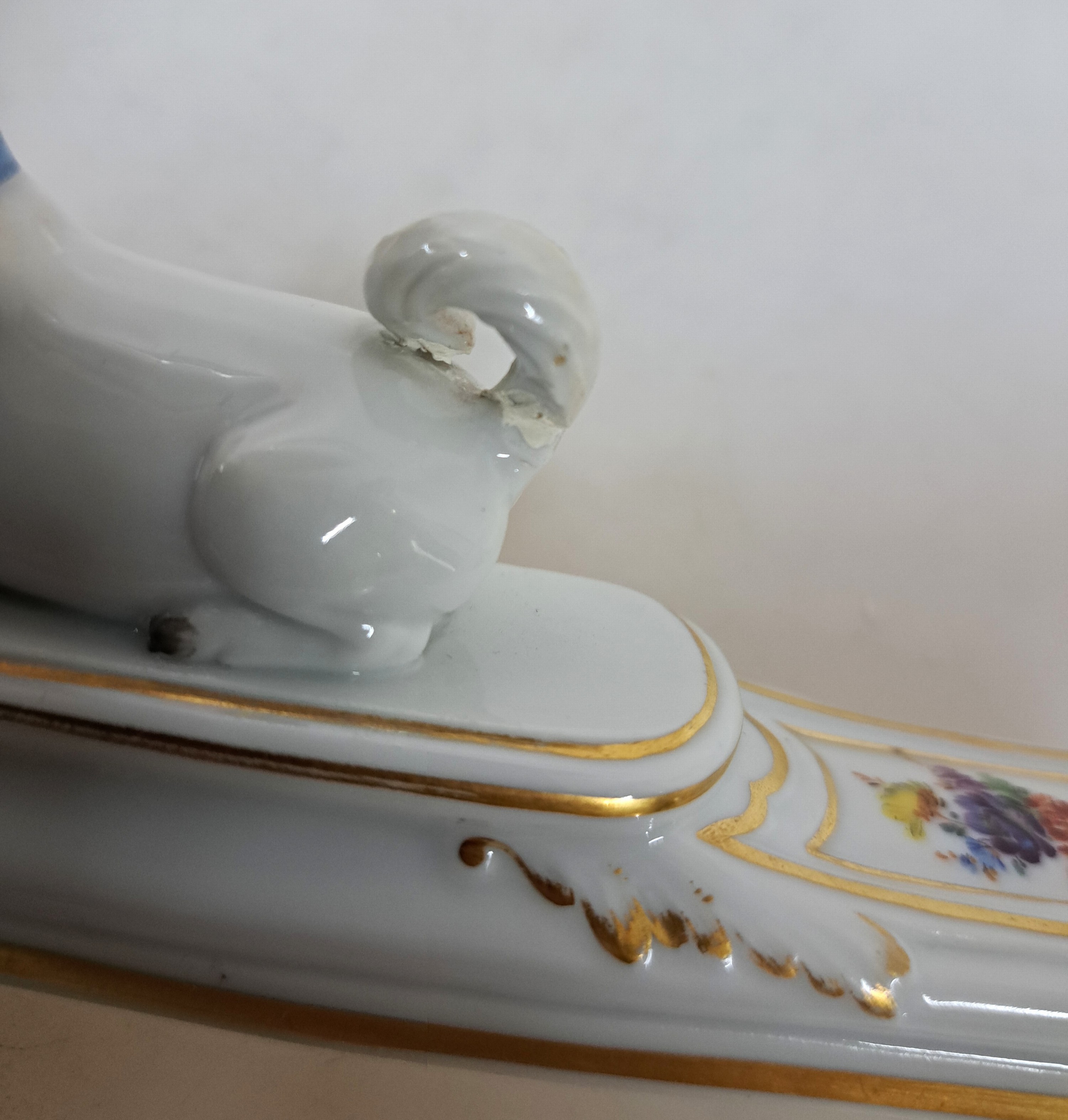 Detail g: Briefbeschwerer mit Mopsbekrönung, Meissen, um 1924-33, mit zwei Blumenbuketts und mittlerer liegender Mopsfigur, polychrom bemalt, Goldstaffage, ...