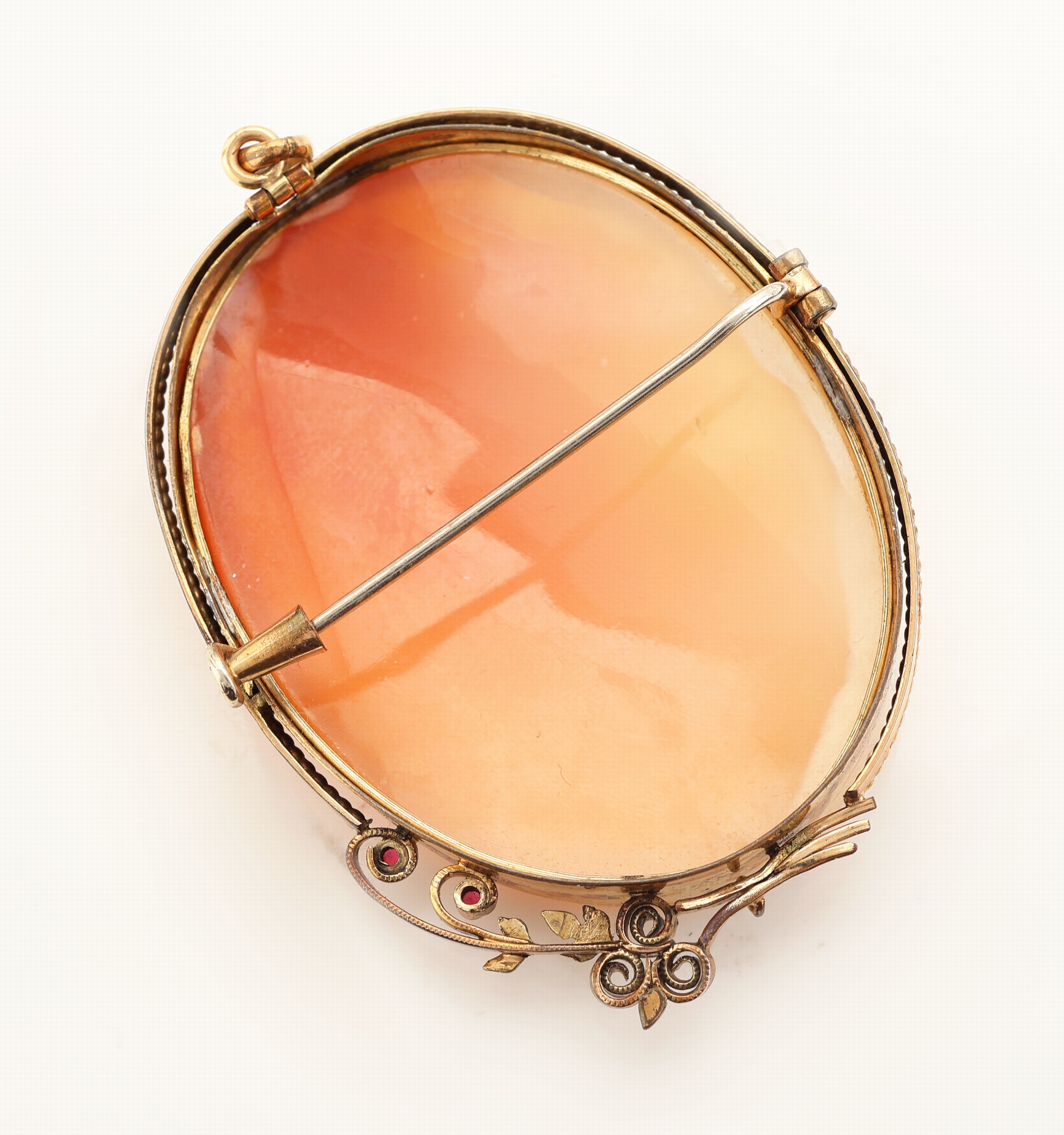 Detail c: Kamee-Brosche, um 1900, Metall verg., ovaleMuschelkamee, Darstellung einer Dame im Profilmit Blumen im Haar, schlichte Fassung mit floralem Element, ...