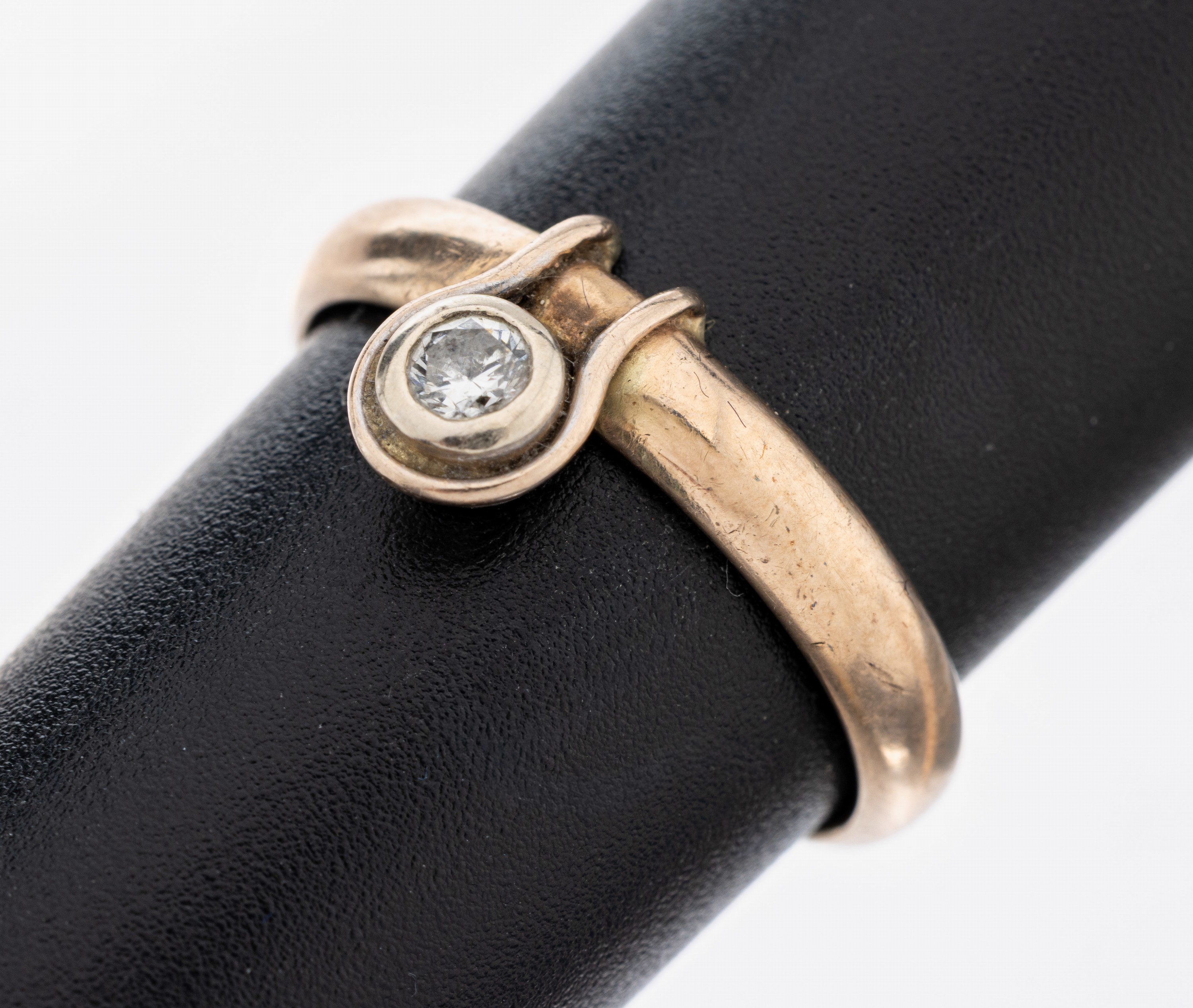 Image 27102429 - 8 kt Gold Brillant-Ring, RG/WG 333/000 gepr., schlichte Ringschiene, in WG gefasster ...
