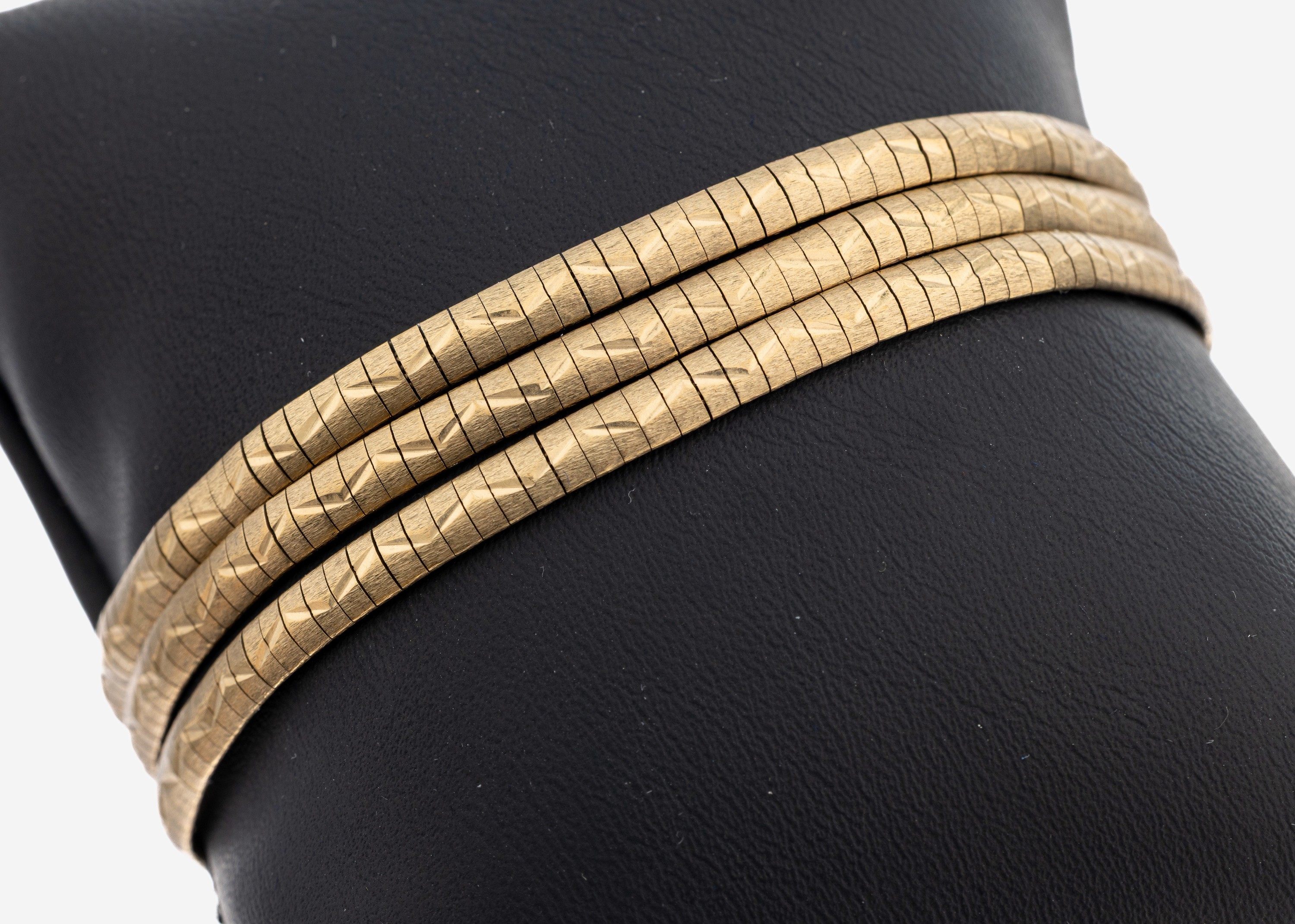 Image 27102432 - 8 kt Gold Armband, GG 333/000, 3-rhg., Oberfläche sat. mit grav. Muster, L. ca. 19.5 ...