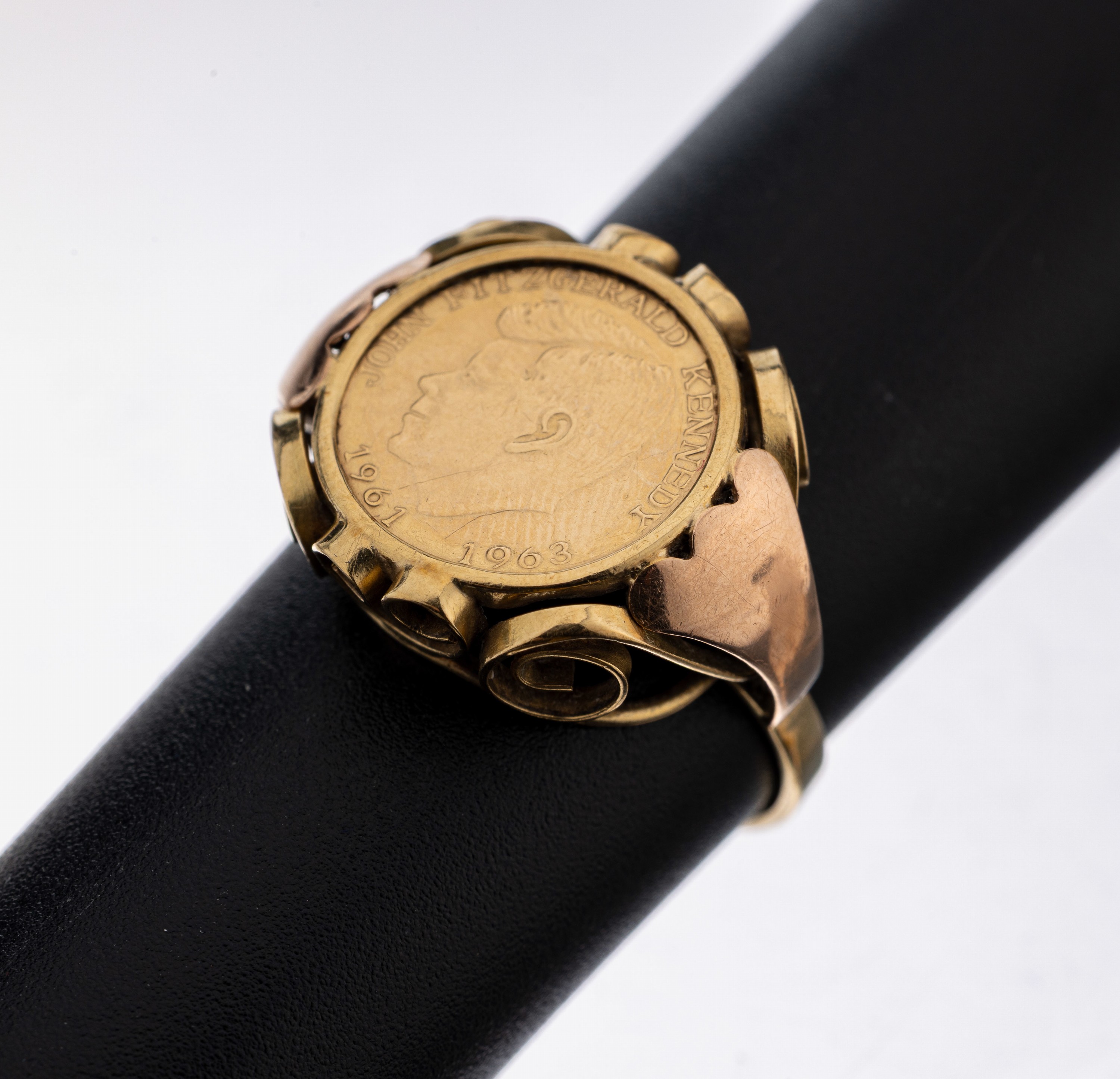 Image 27102434 - 14 kt gold medal-ring, 1960s , YG 585/000, loose set medal, John Fitzgerald Kennedy, ...