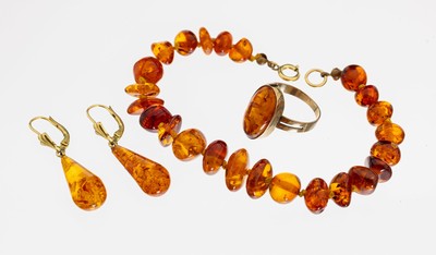 Image 8 kt Gold Bernstein-Konvolut, GG 333/000, best. aus: 1 Ring, RW 56, 1 Paar Ohrhänger, ...