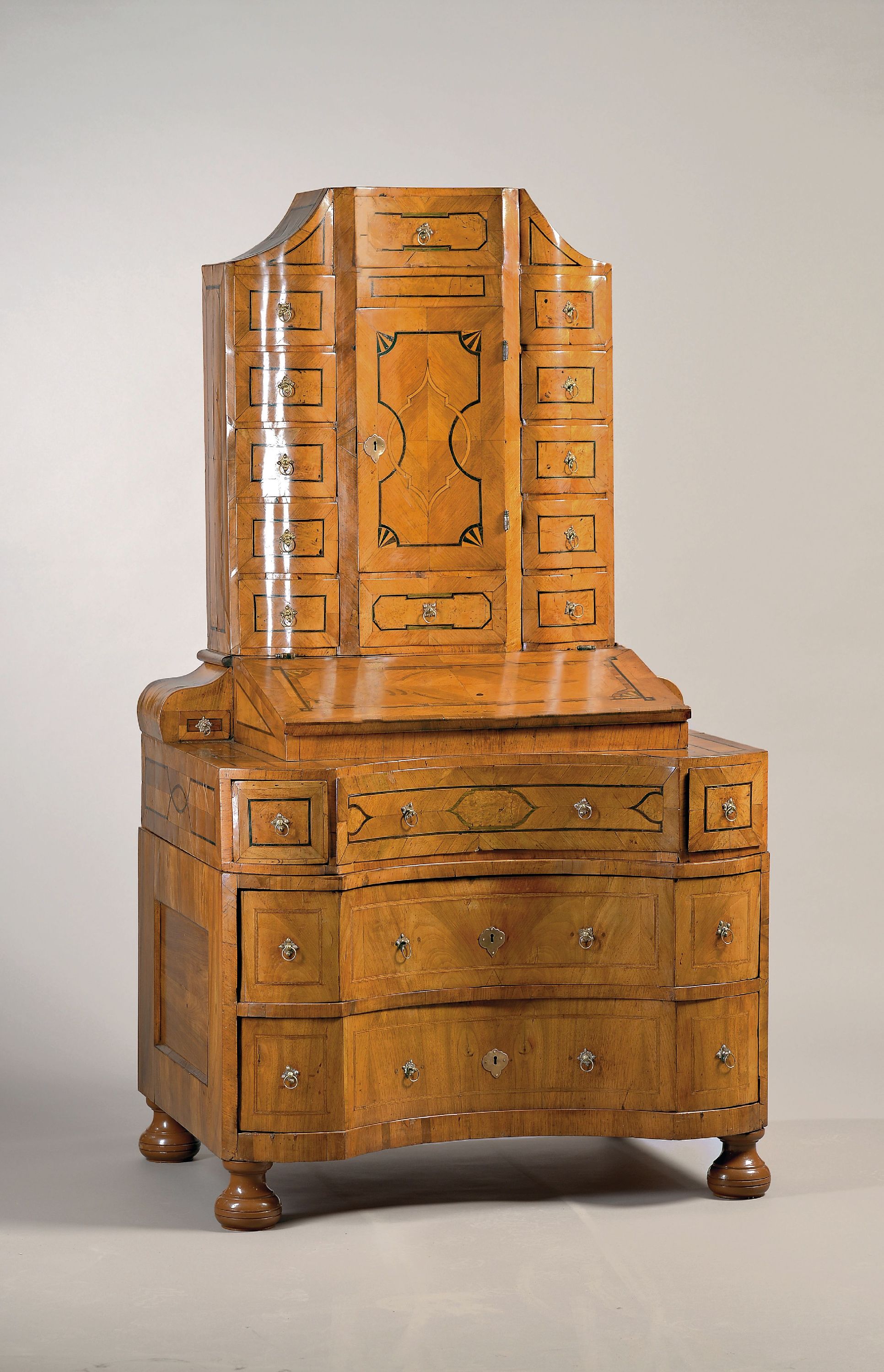 Image 27102705 - Tabernakel/ à Trois Corps, um 1750, Nußbaumfurnier, Bandeinlagen in Pflaume, ...