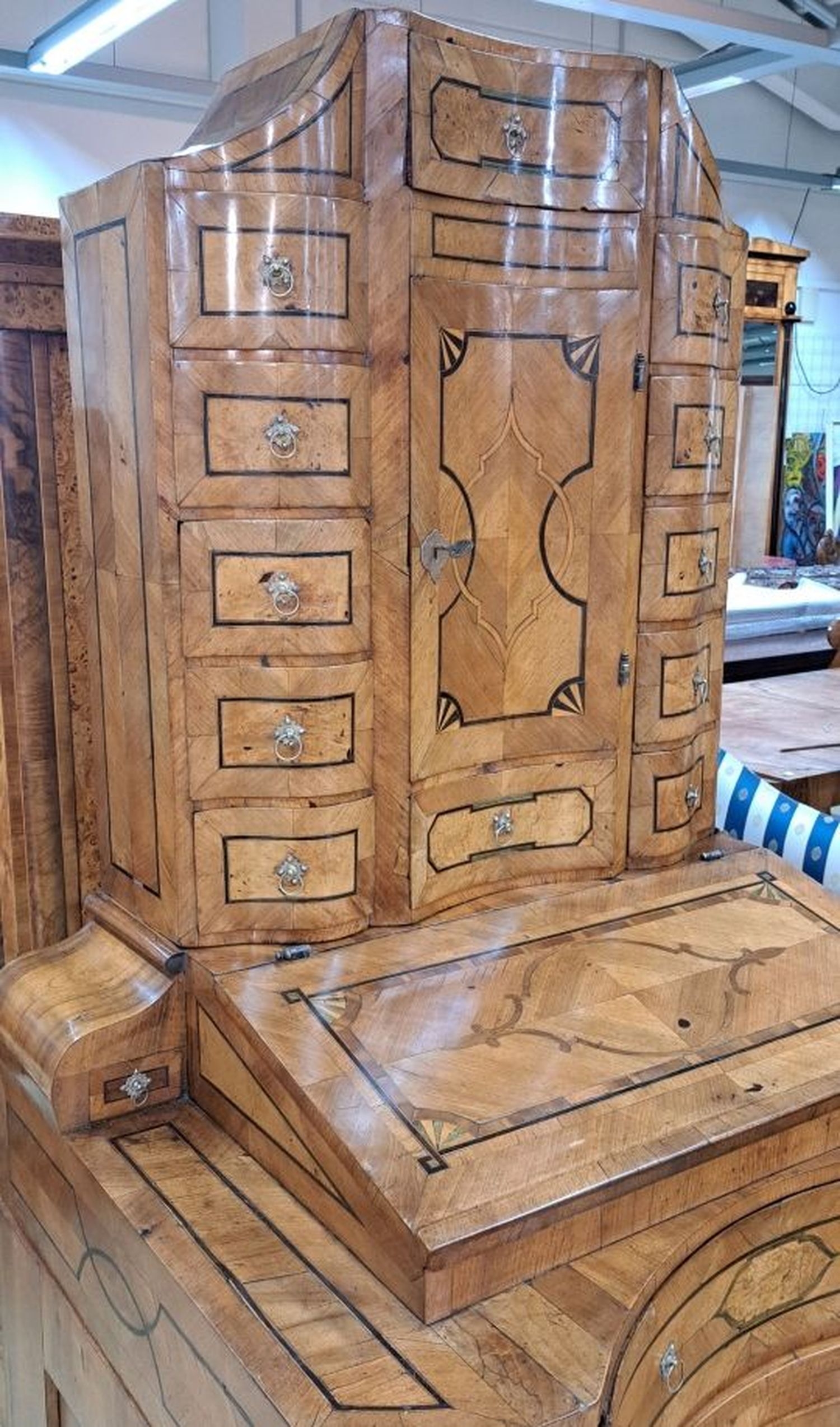 Detail b: Tabernakel/ à Trois Corps, um 1750, Nußbaumfurnier, Bandeinlagen in Pflaume, Kommodenunterteil mit 2 Schubladen wohl ergänzt um 1800, ...