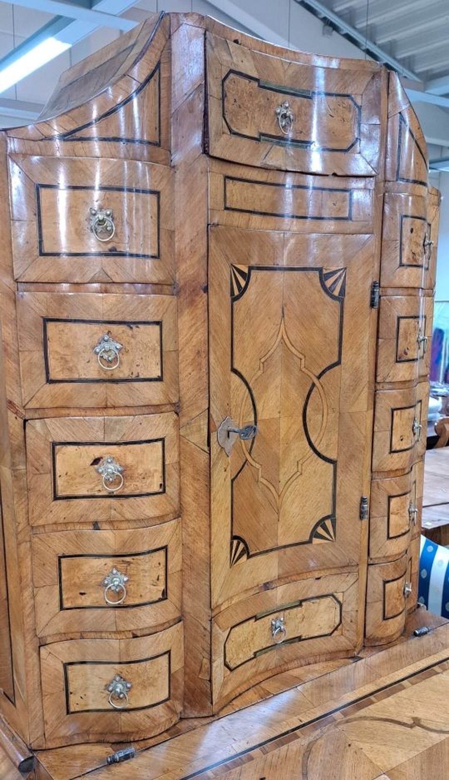 Detail c: Tabernakel/ à Trois Corps, um 1750, Nußbaumfurnier, Bandeinlagen in Pflaume, Kommodenunterteil mit 2 Schubladen wohl ergänzt um 1800, ...