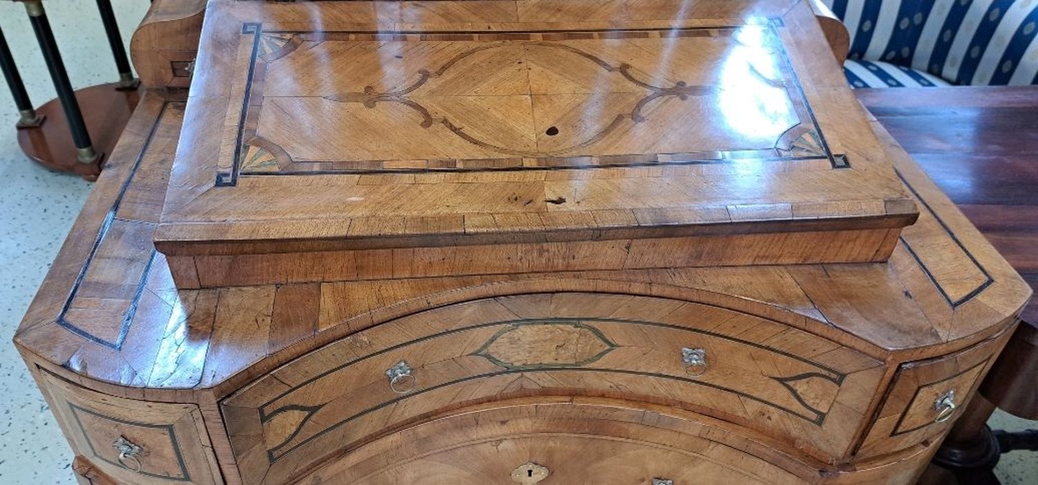 Detail d: Tabernakel/ à Trois Corps, um 1750, Nußbaumfurnier, Bandeinlagen in Pflaume, Kommodenunterteil mit 2 Schubladen wohl ergänzt um 1800, ...