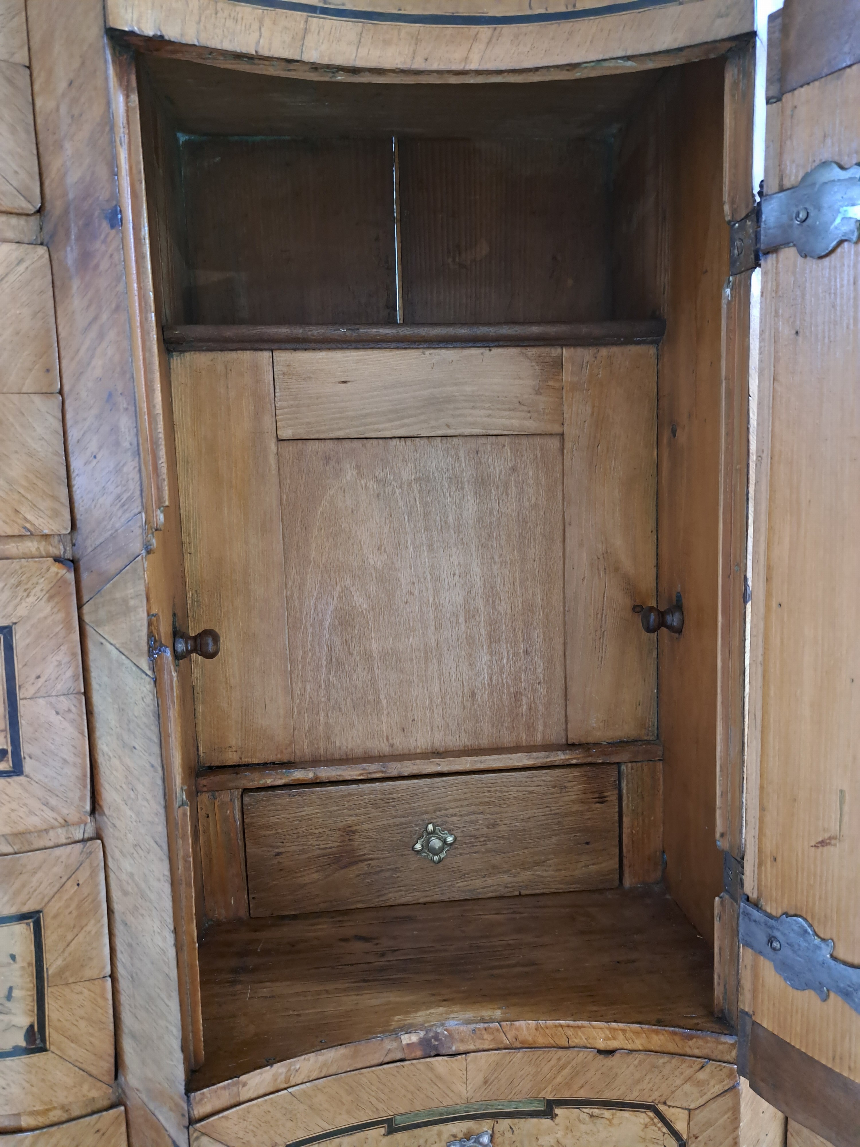 Detail e: Tabernakel/ à Trois Corps, um 1750, Nußbaumfurnier, Bandeinlagen in Pflaume, Kommodenunterteil mit 2 Schubladen wohl ergänzt um 1800, ...